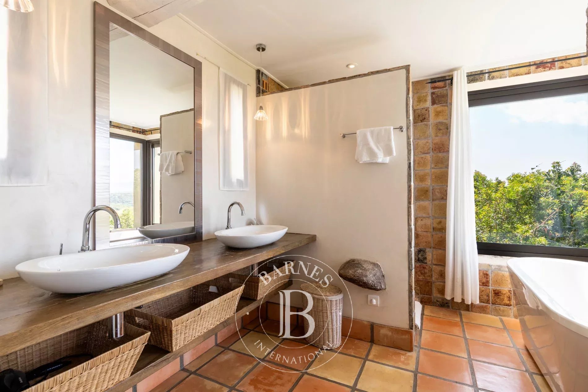Exclusive listing – Bonifacio. Architect-designed villa in the style of a bergerie, featuring 4 bedrooms, a swimming pool, sea and mountain views, and close proximity to the beach. - picture 18 title=