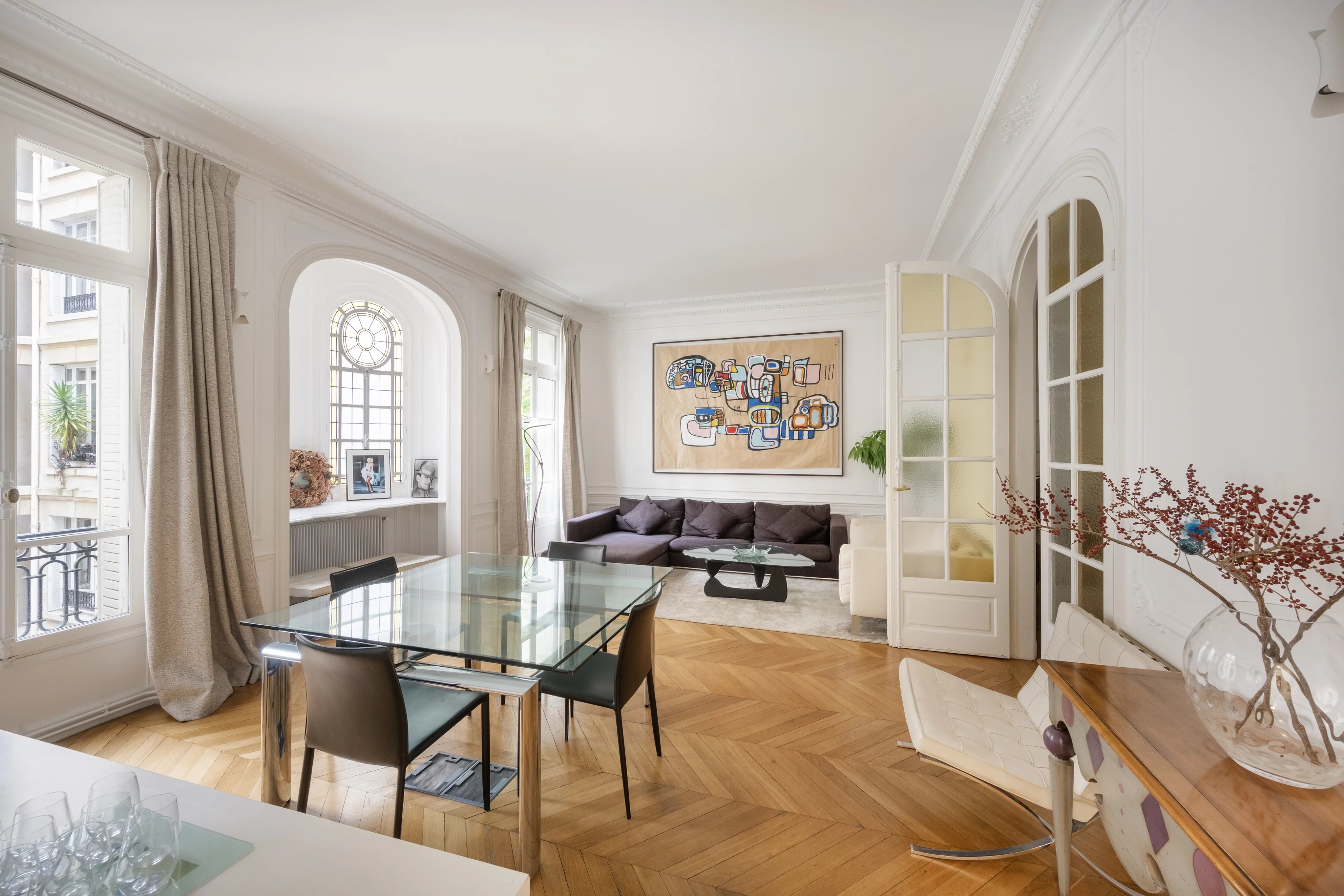 Salle à manger avec alcôve, vitraux d'origine.