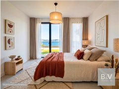 Exceptional 3-Bedroom Garden Apartment with Panoramic Sea Views — photo 6 of 7