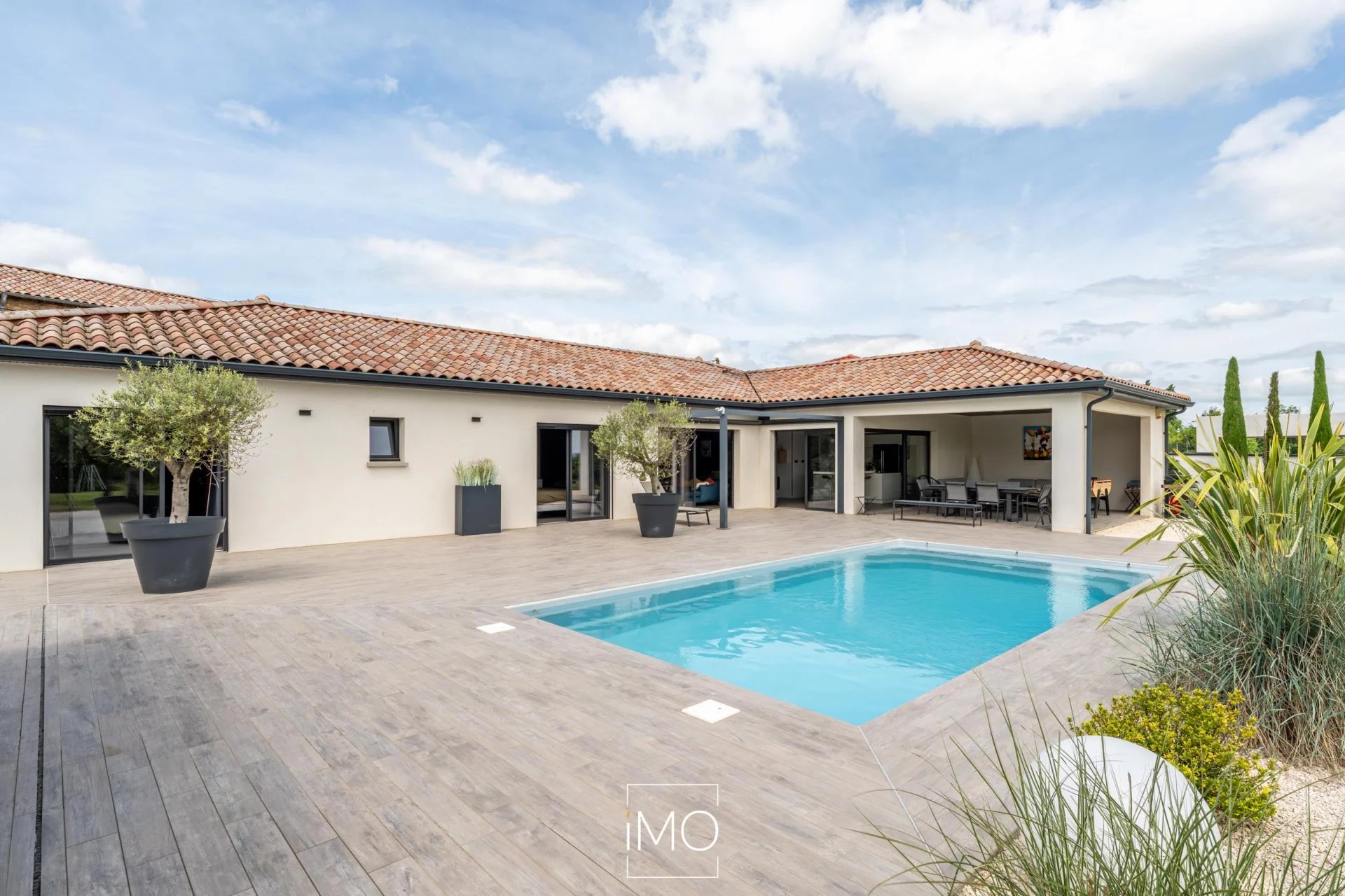 Villa de 168 m² de plain pied avec piscine sur une parcelle de 1489 m²
