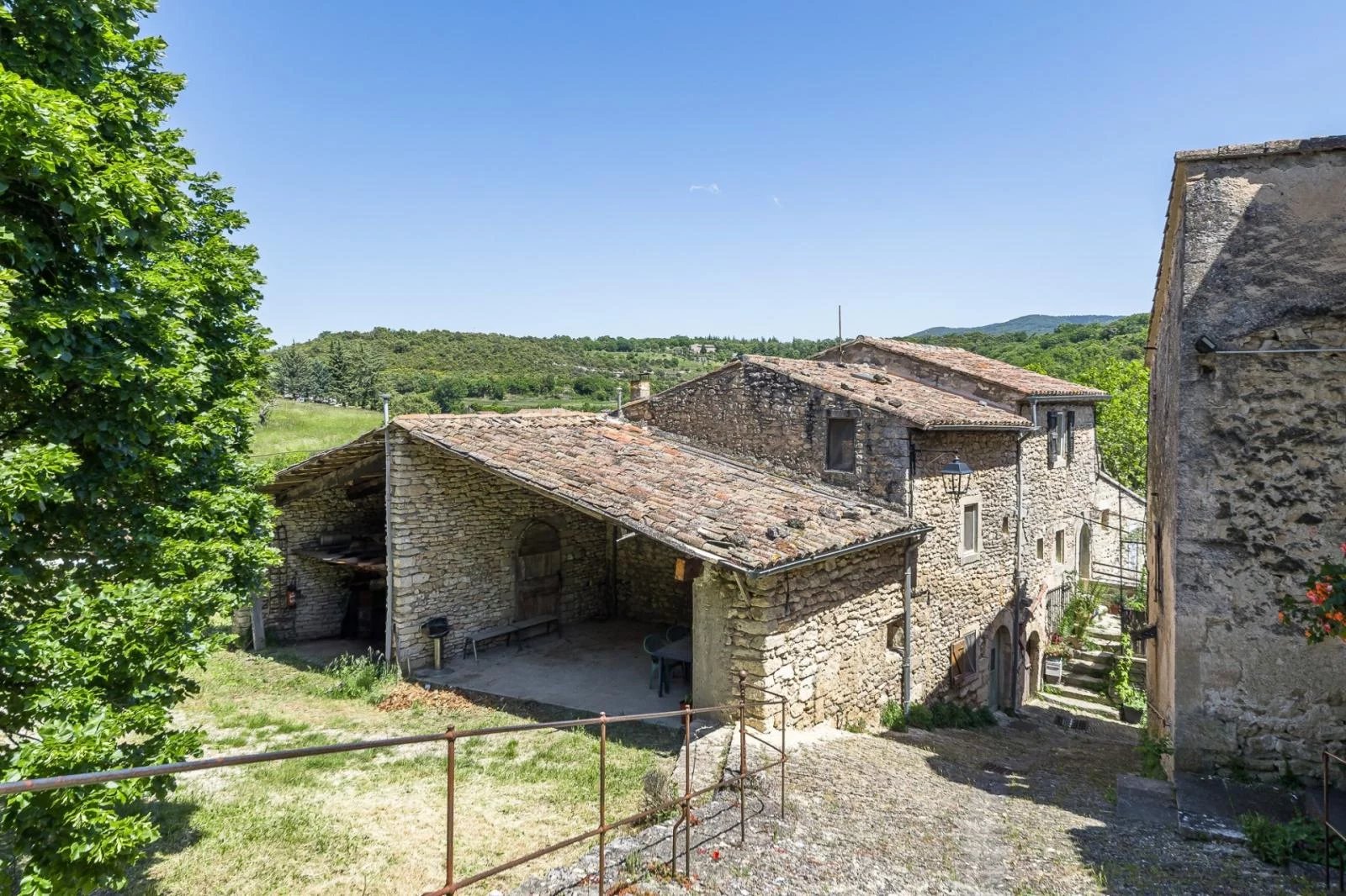 2 habitations avec dépendances sur un terrain de 1087 m²