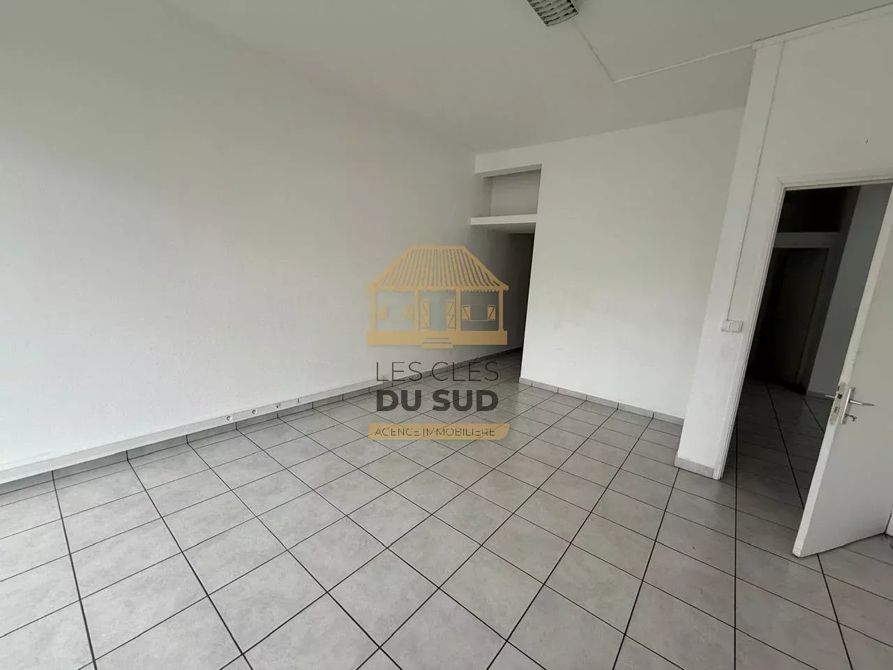 À LOUER - LOCAL PROFESSIONNEL DE 60,30 m2 - SAINT JOSEPH - 800 € HORS CHARGES