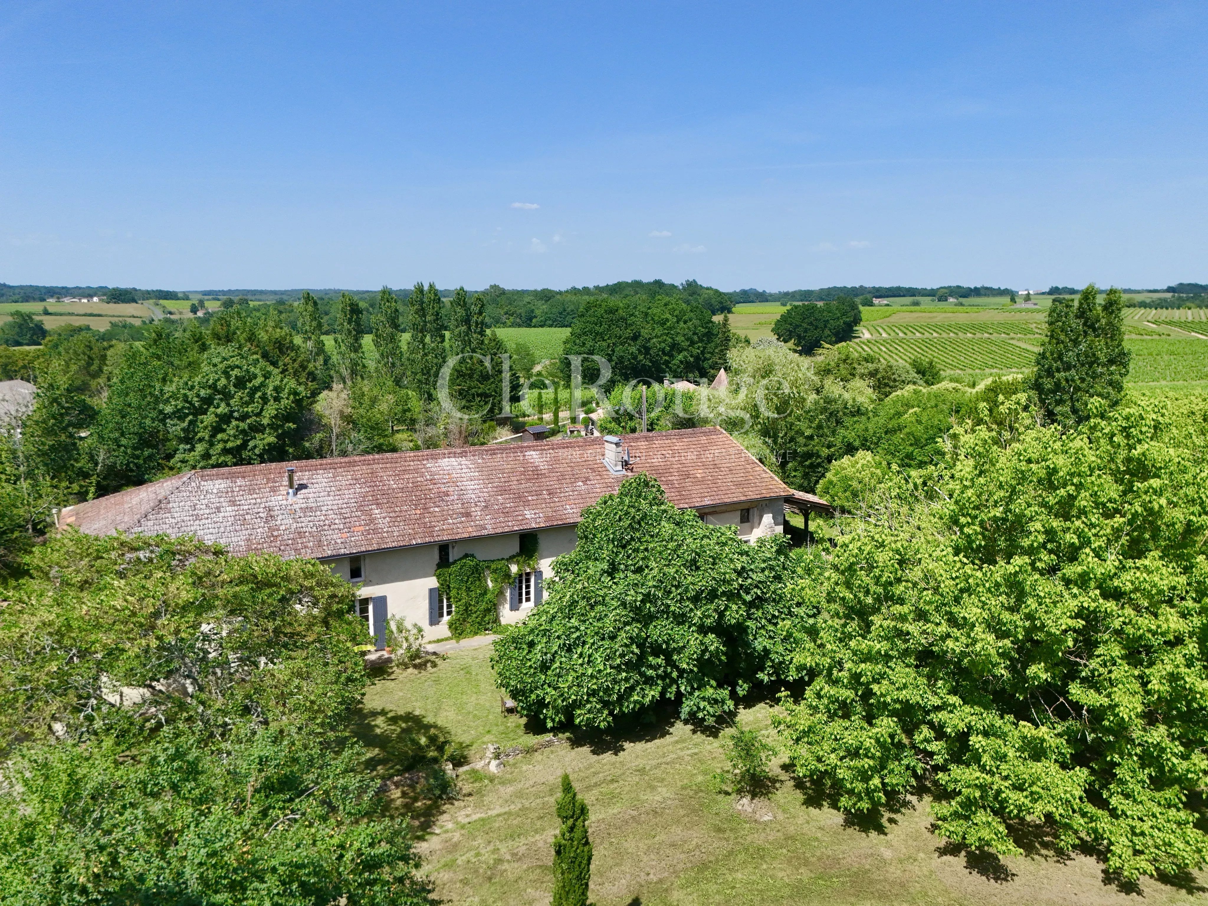 15 minutes from Monségur – Stunning 5-bedroom stone property