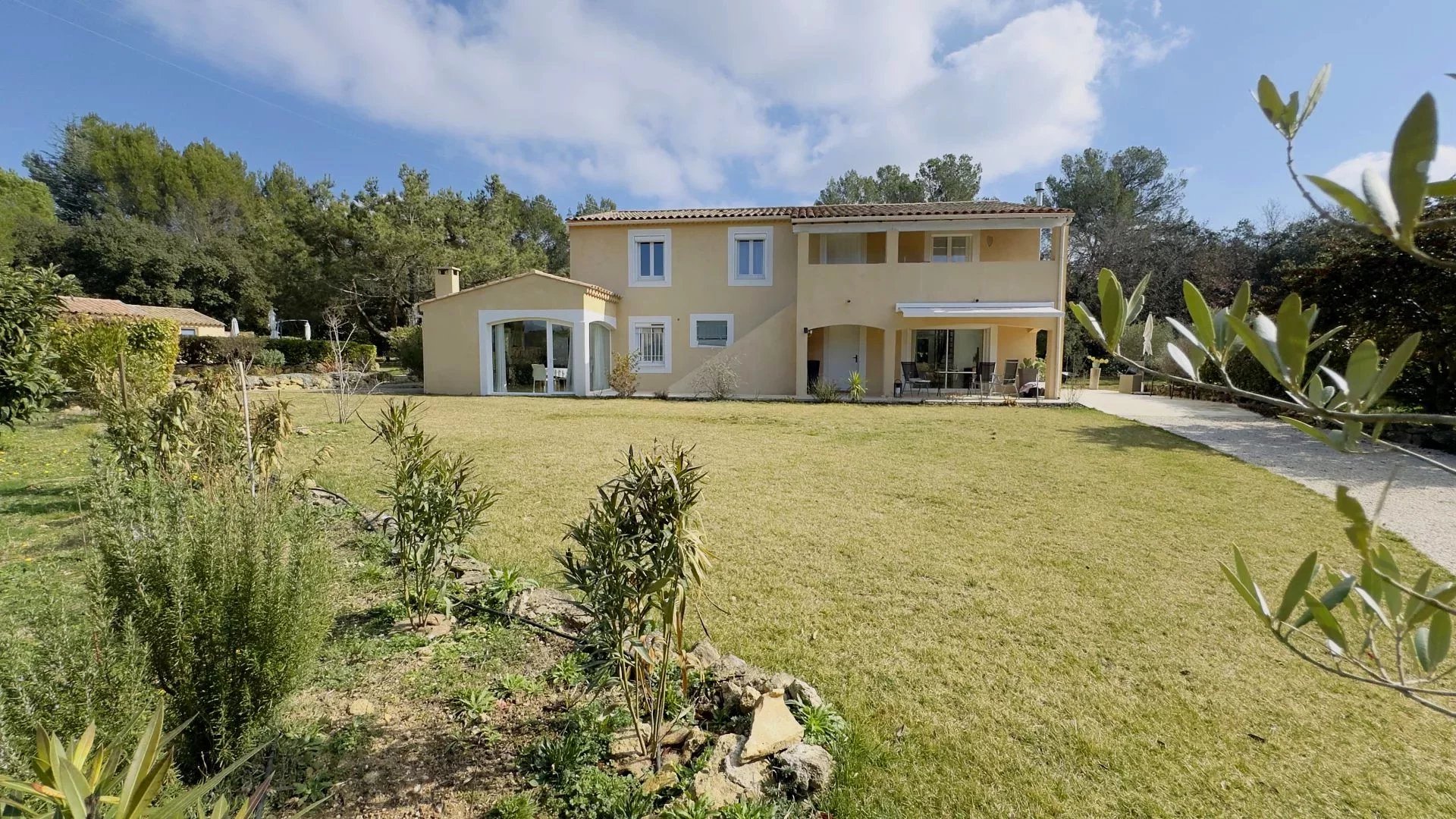 À acheter sur Rognes: Villa de 206m2 sur terrain de 4500m2