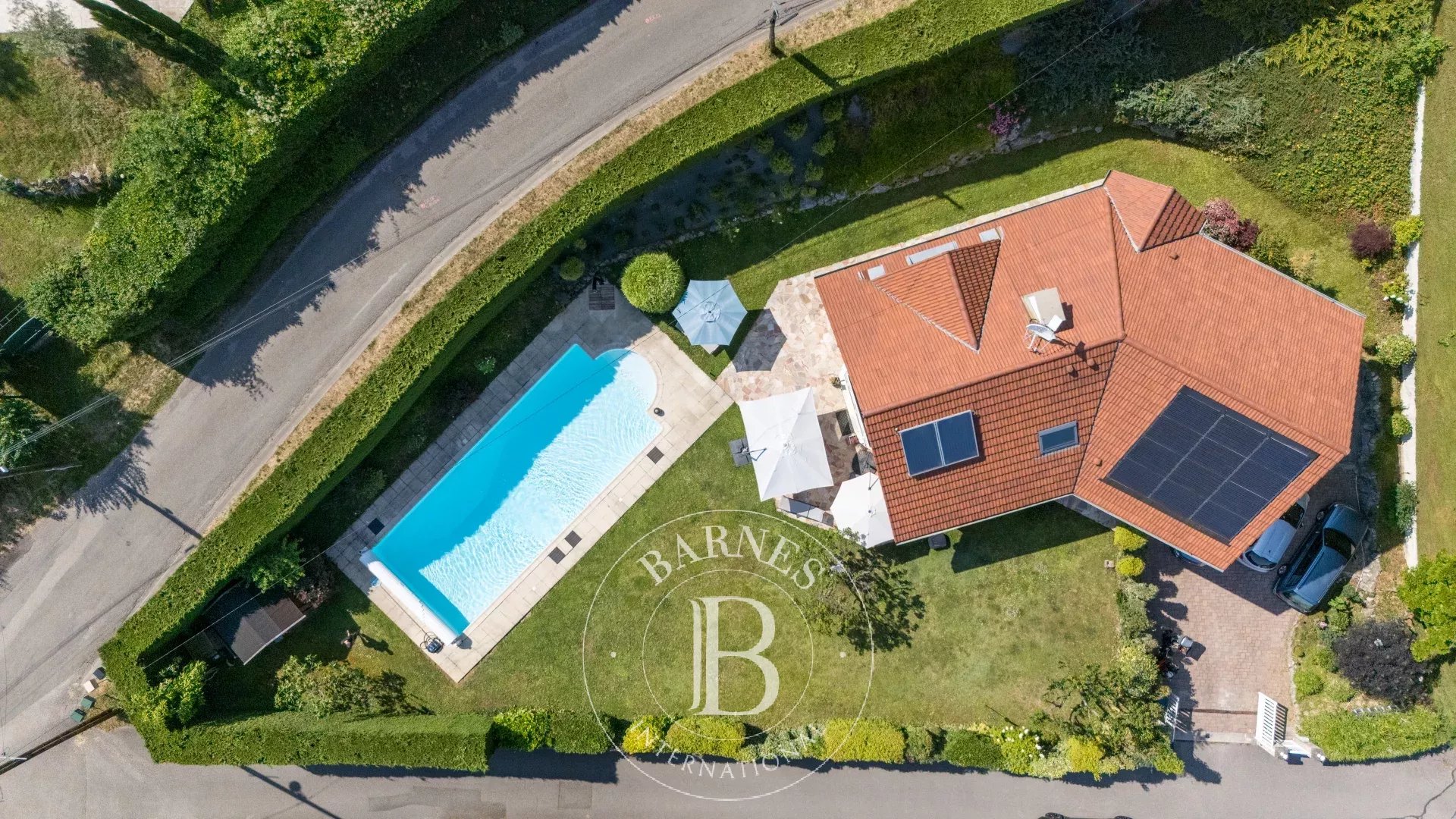 BARNES Divonne - DIVONNE-LES-BAINS - QUARTIER RÉSIDENTIEL RECHERCHÉ - VILLA FAMILIALE AVEC PISCINE ET JARDIN PAYSAGÉ - picture 18