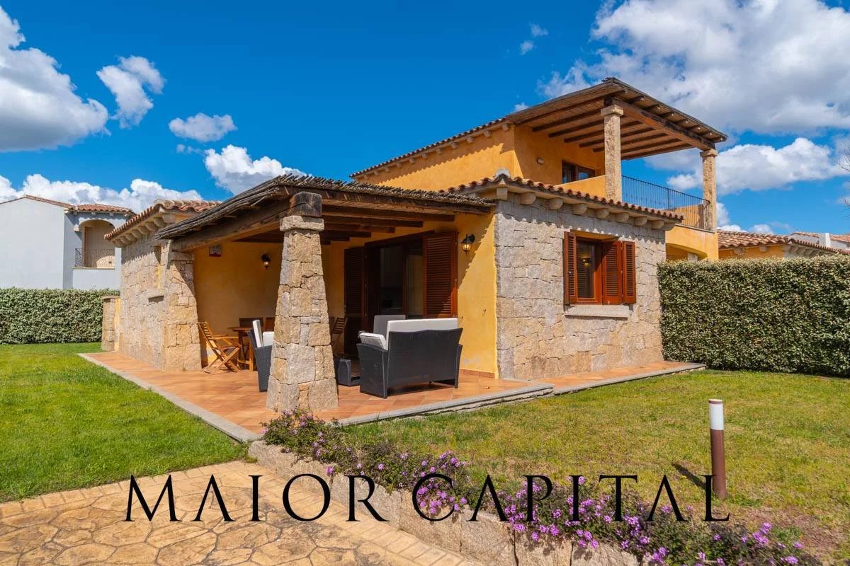San Teodoro | Villino caposchiera con giardino su tre lati, comodo al centro