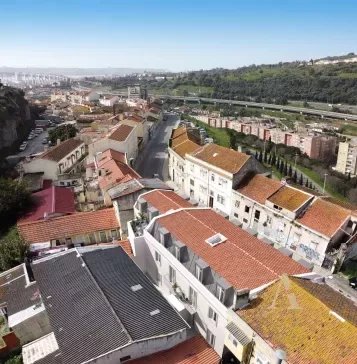 Modern 2-Bedroom Apartment in Lisbon, Portugal