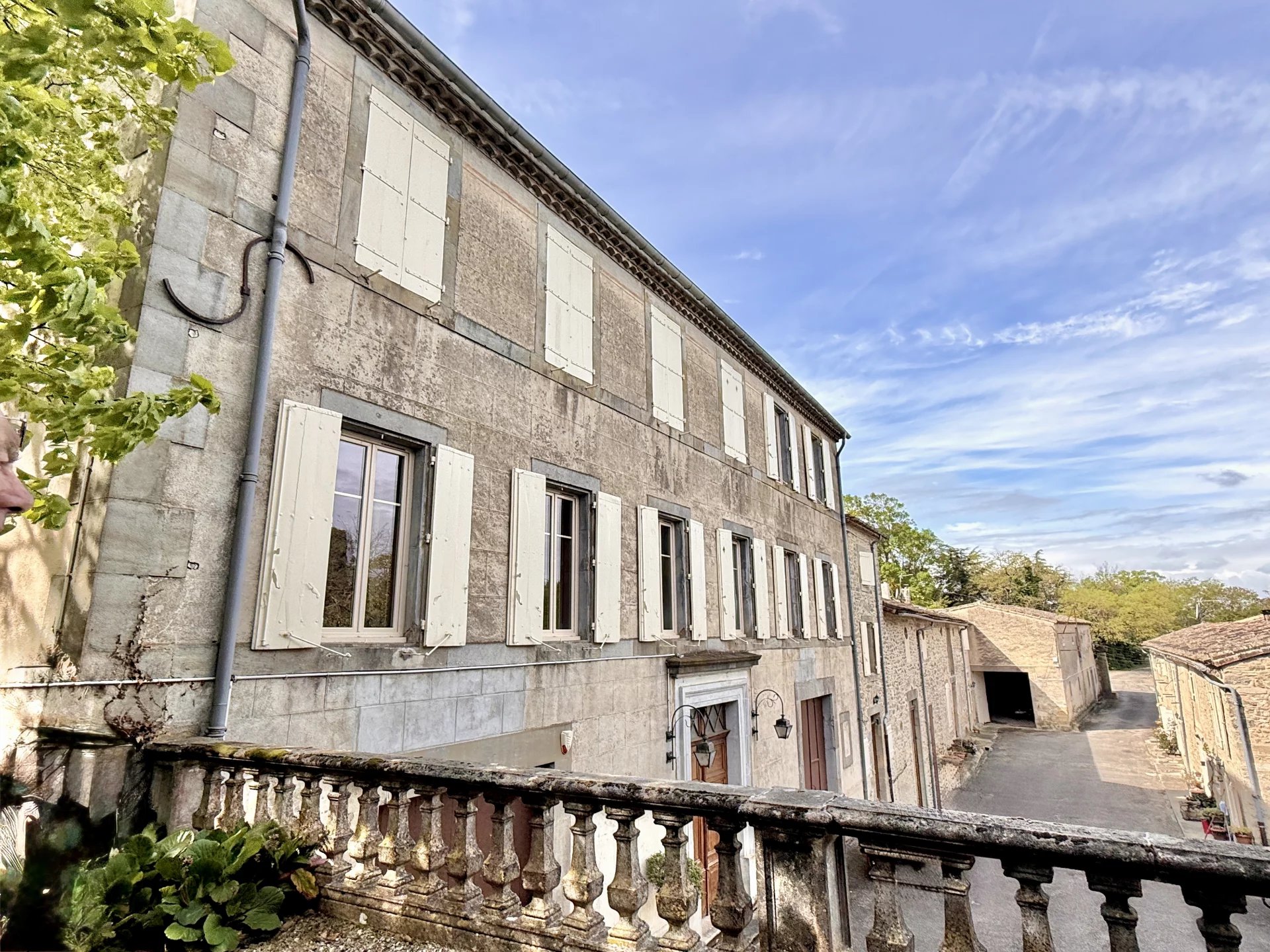 Manoir du XVIIIe siècle et 4 autres maisons en périphérie de Carcassonne