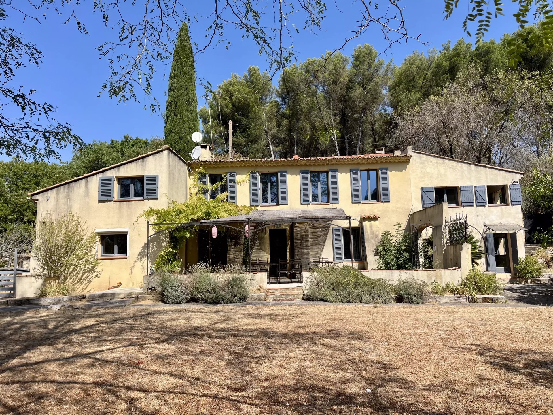 Authentique Mas provençal 290 m² sur 7850 m²