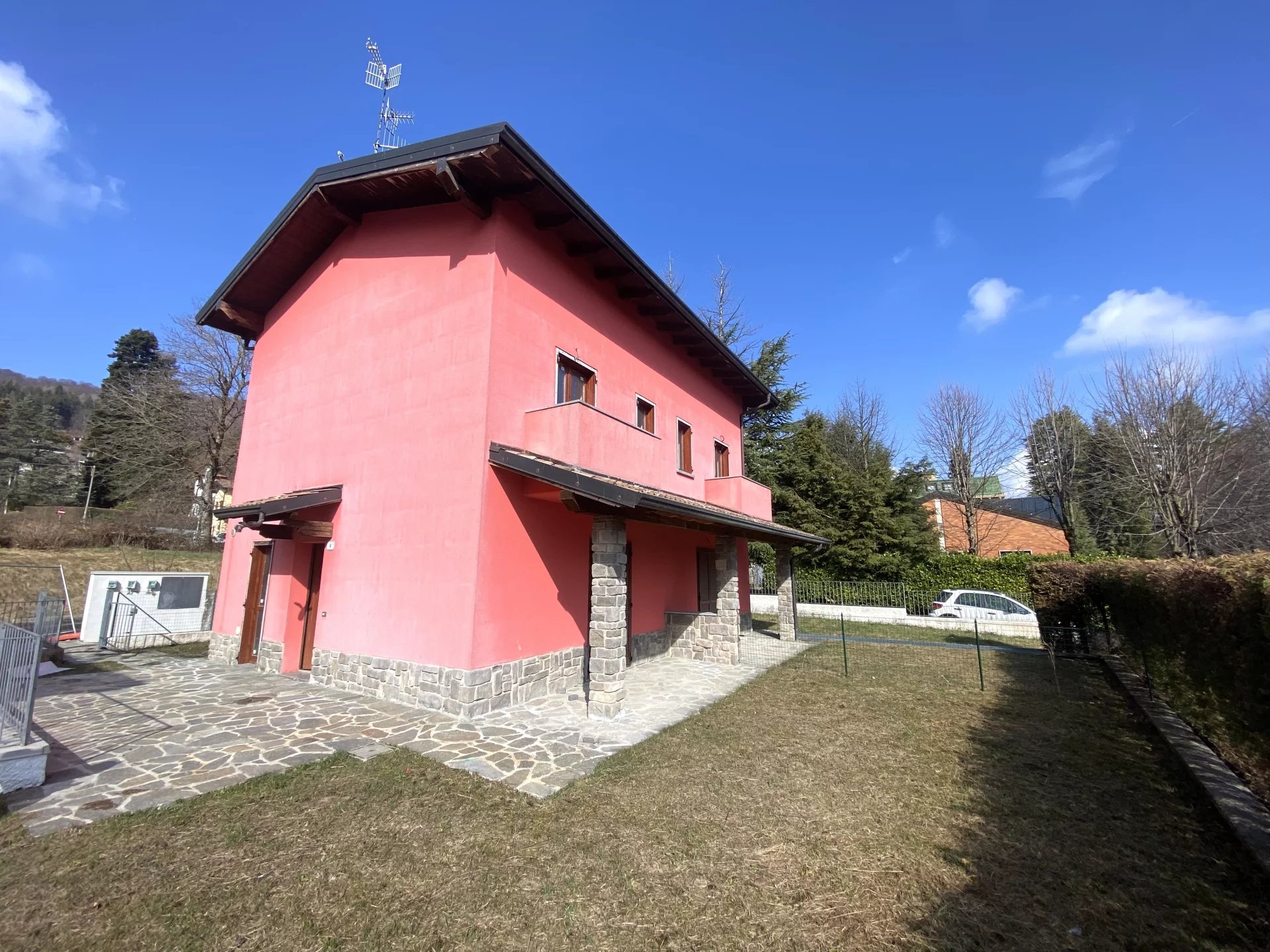 splendida villetta bifamiliare con box e giardino privato