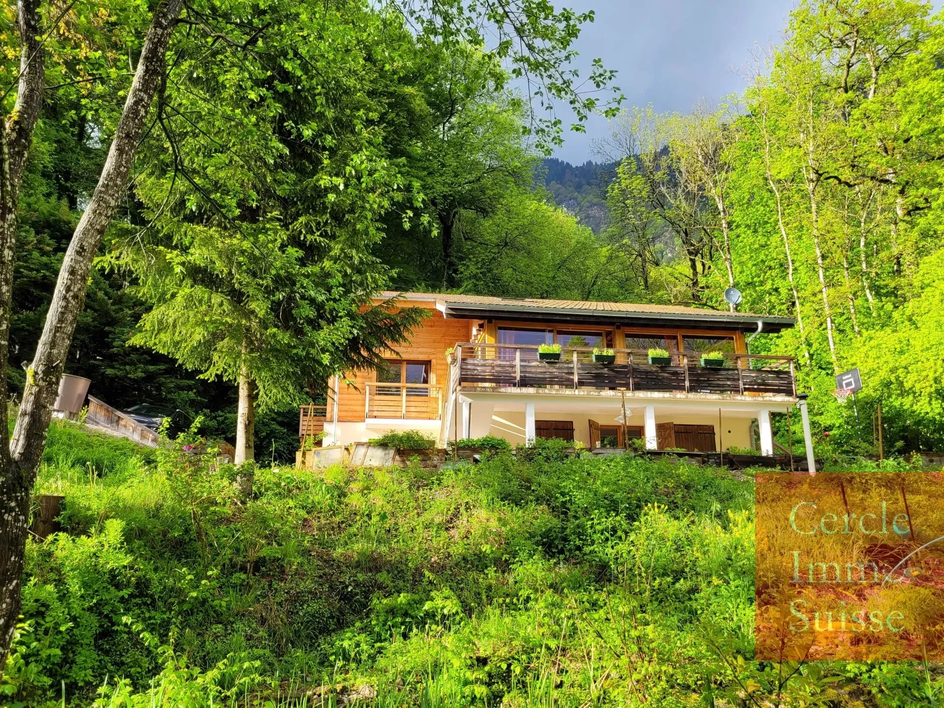 Très grand chalet en parfait état à vendre en pleine nature à Mieussy (proche Samoëns)