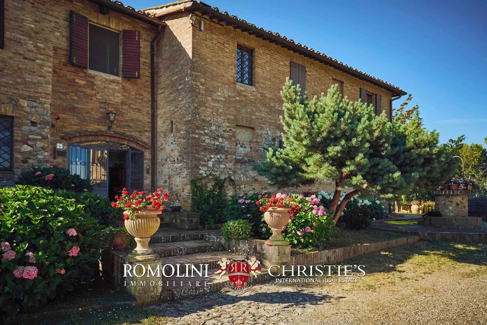 18 Bedroom Vineyard's Image 26