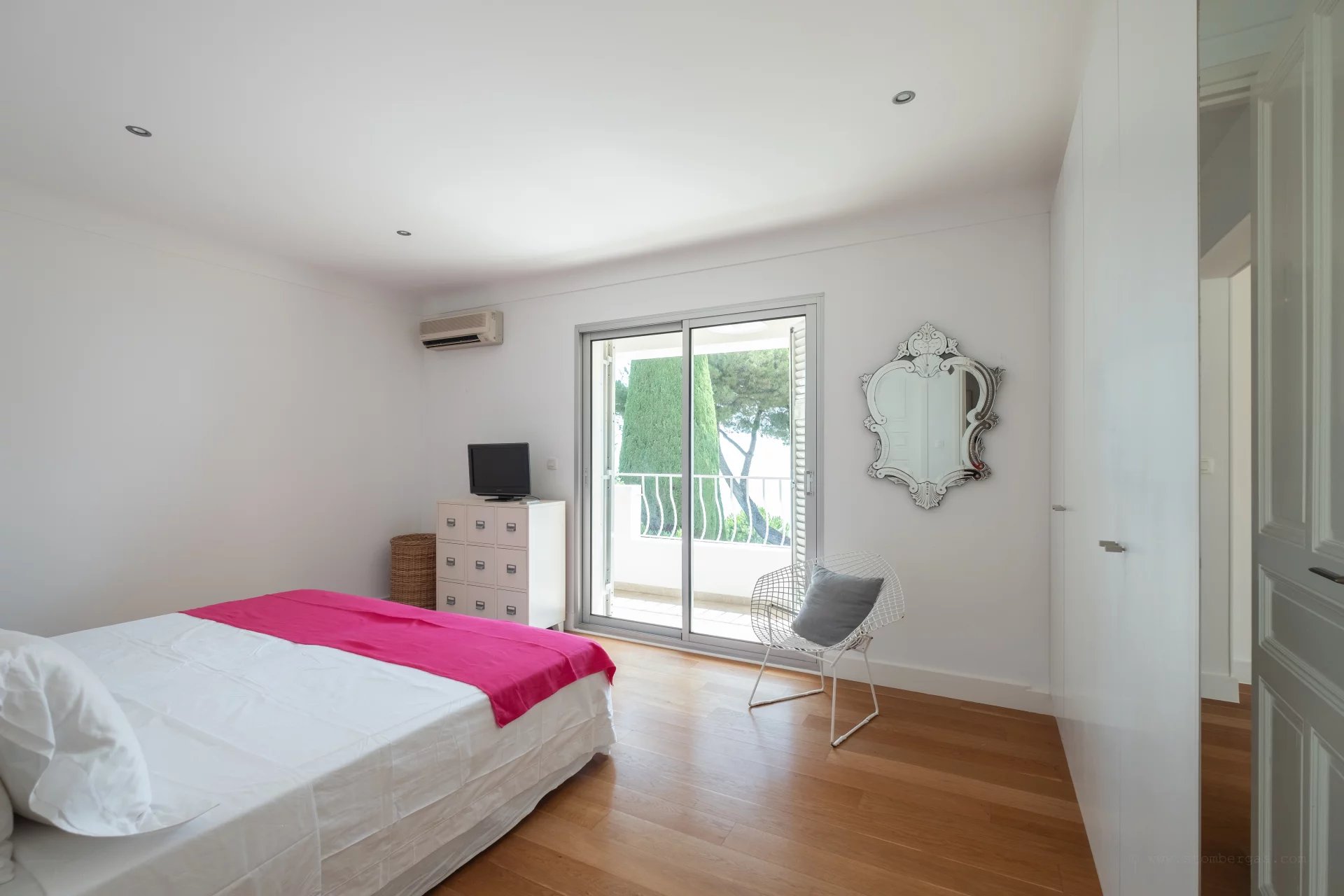 Provencal villa with flat gardens, pool and sea views