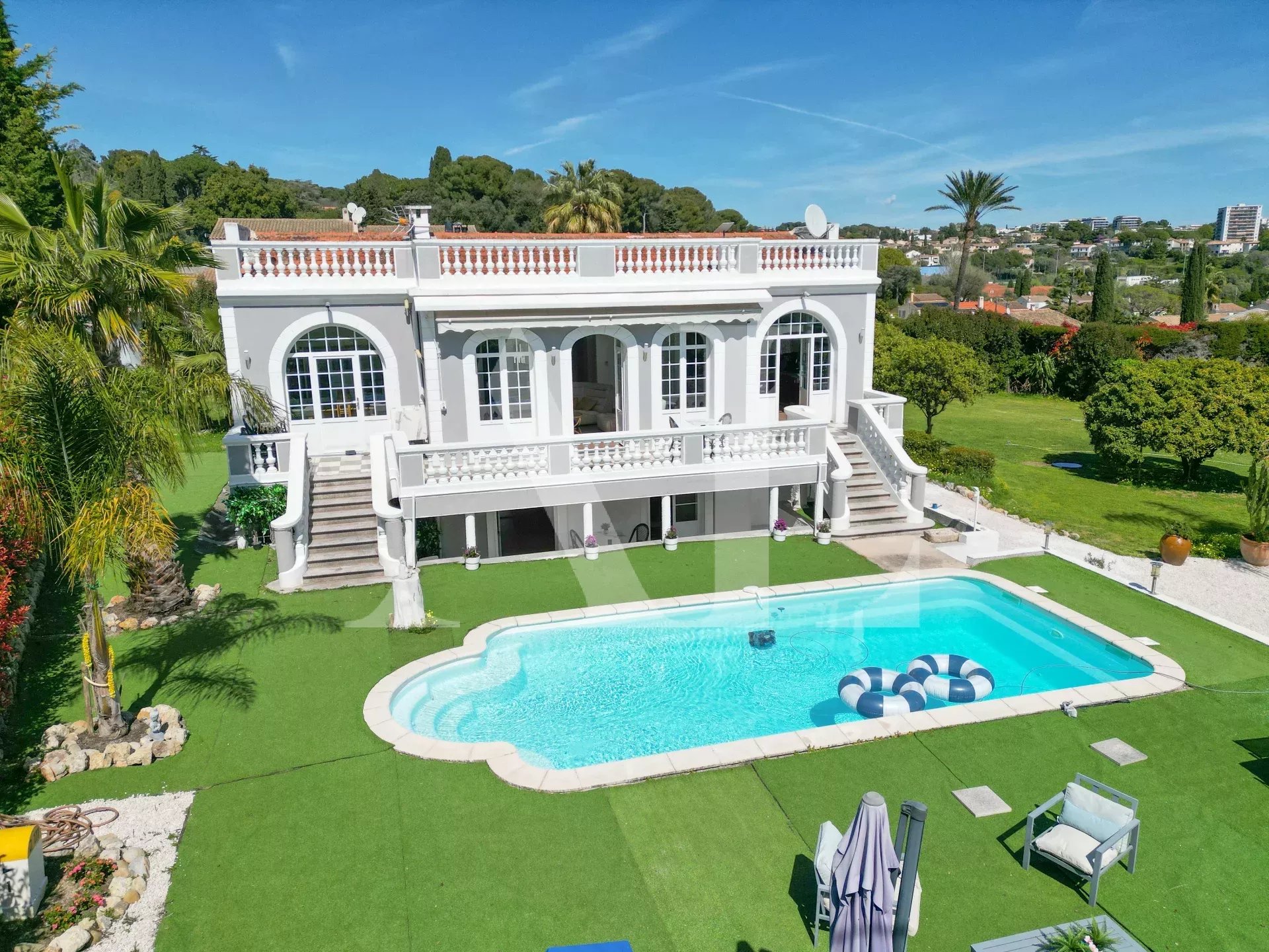 ANTIBES OUEST - VILLA AVEC PISCINE PROCHE MER À PIED