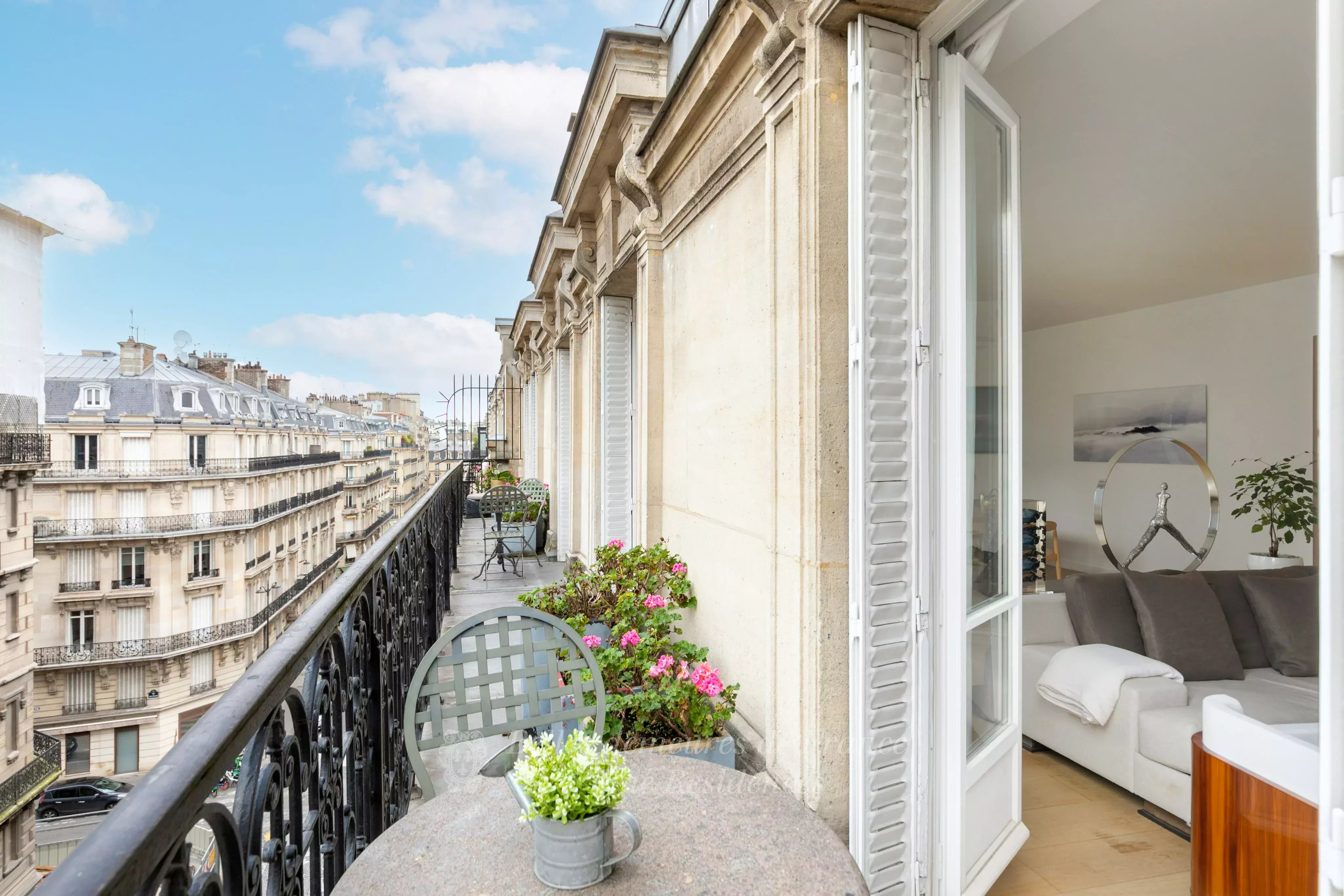 Paris 8th District – A 3-bed apartment with a balcony