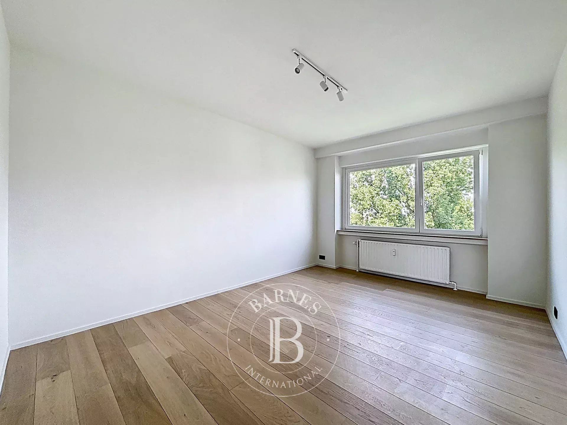 ONDER BOD - UCCLE - Prachtig gerenoveerd appartement, terras op het zuiden