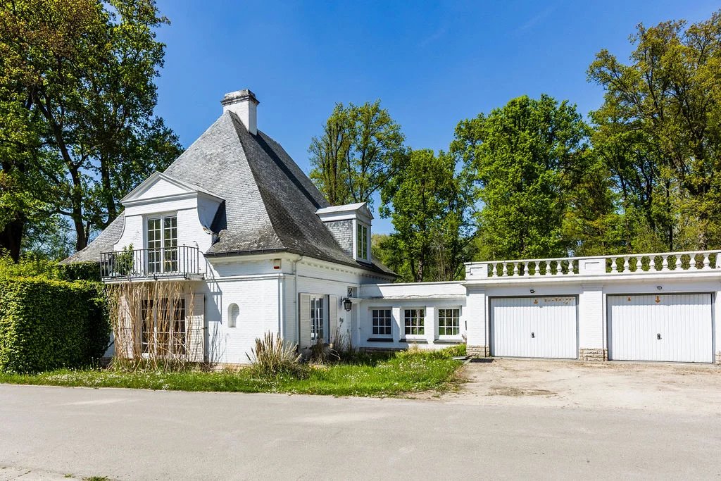 Prachtige Lipszyc villa met potentieel in privédomein of 7 ha