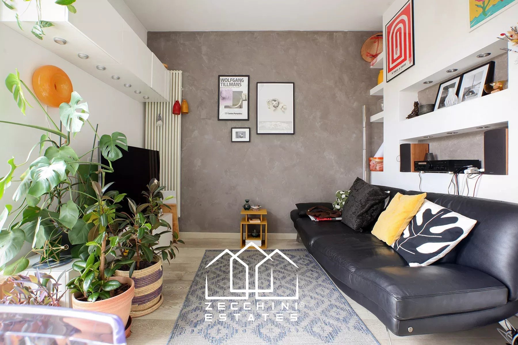 Pleasant one-bedroom with large terrace.