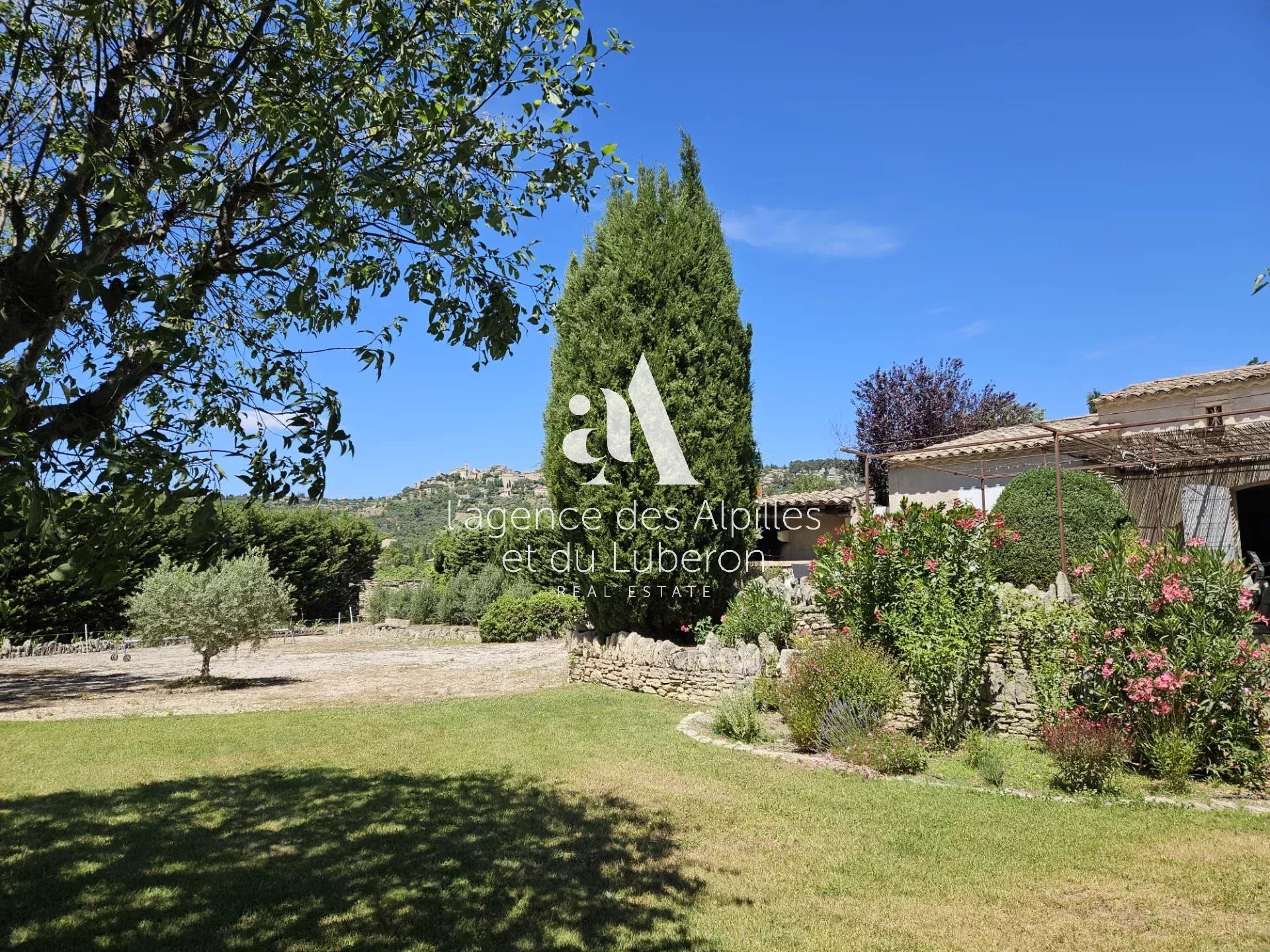 GORDES-PROPRIÉTÉ AVEC PISCINE ET VUE