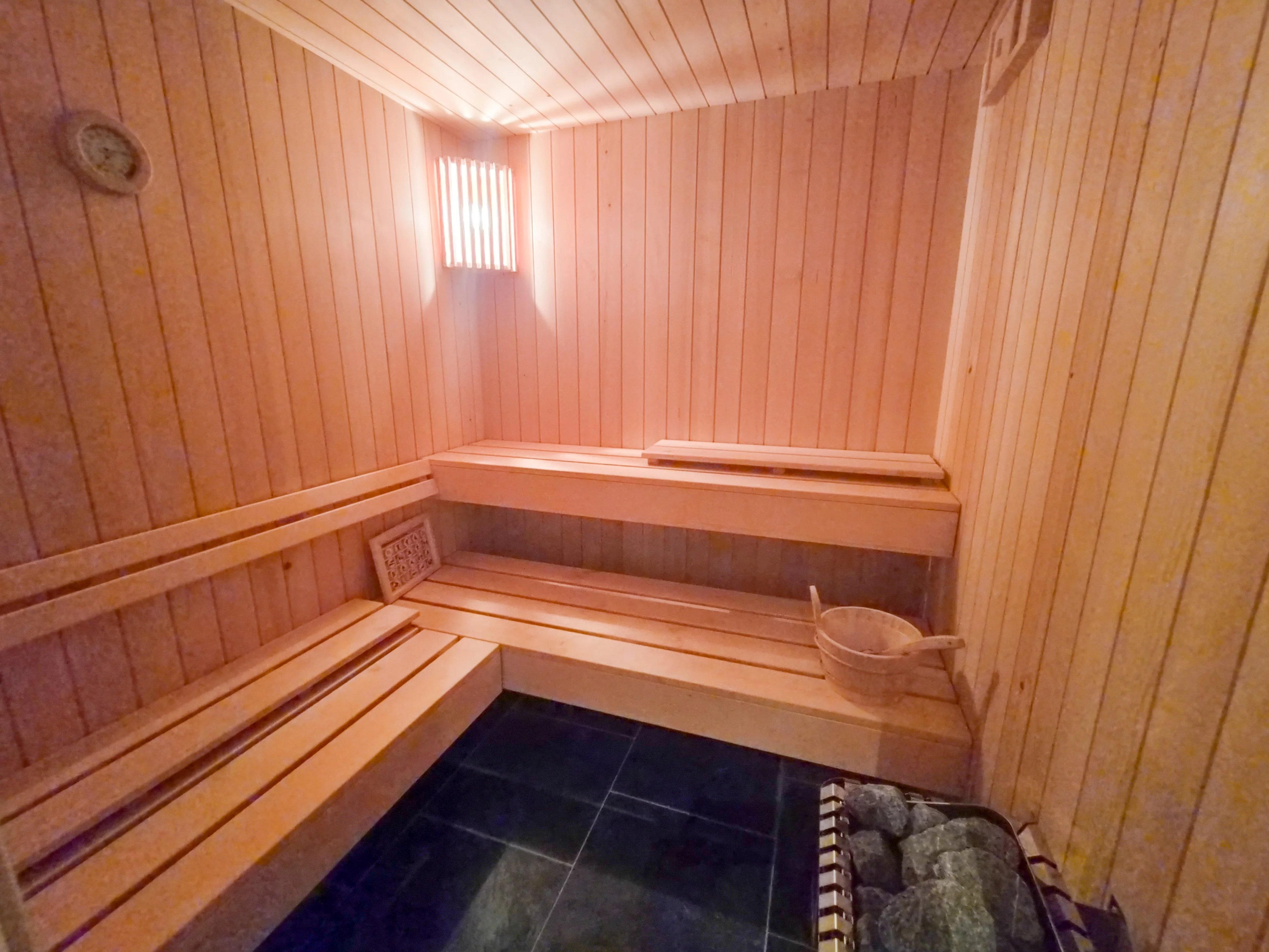 Chalet d'exception au bord du bisse et proche des pistes de skis, à Nendaz !