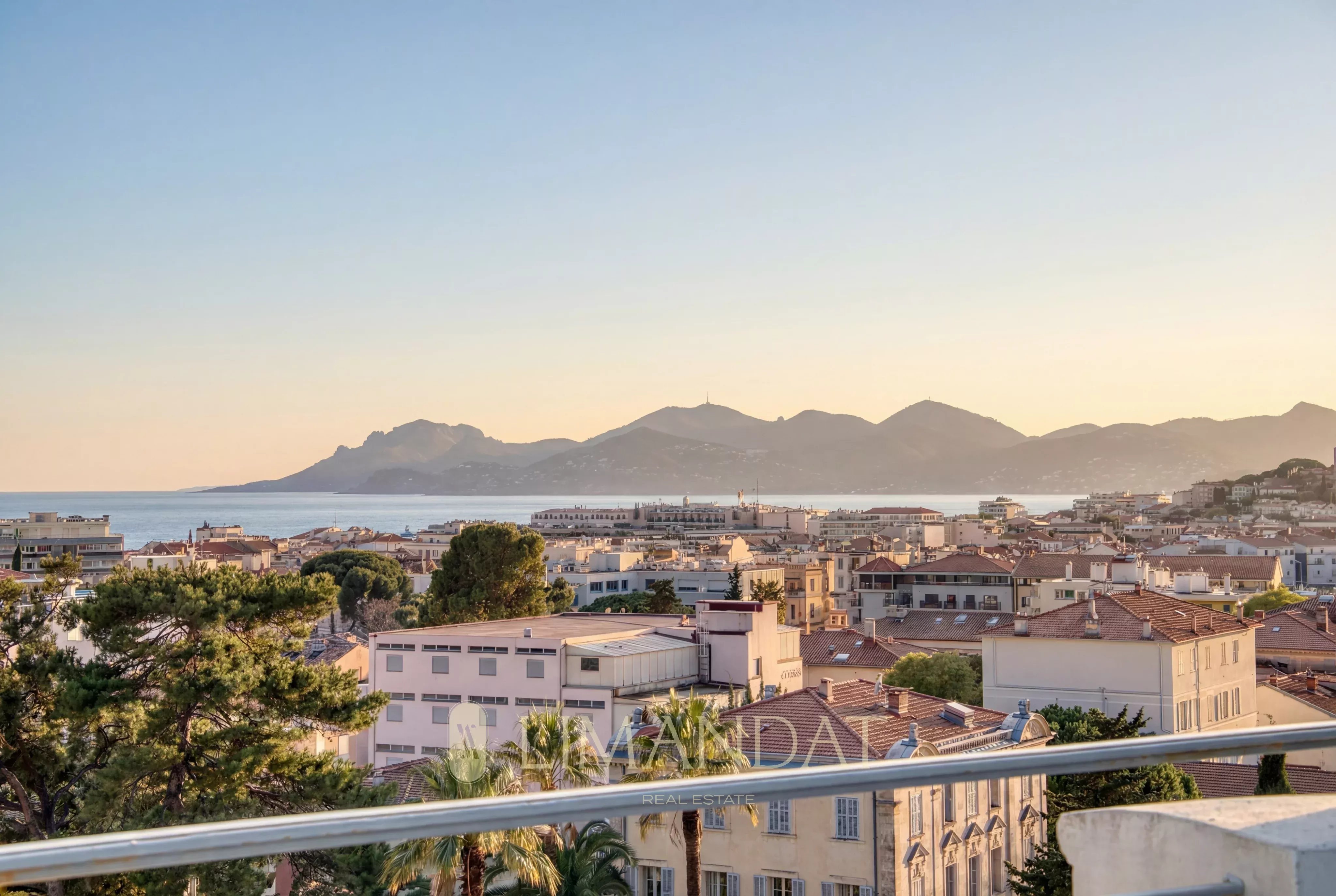 CANNES – 239 M² BOURGEOIS AVEC VUE MER – OPPORTUNITÉ RARE À RÉNOVER