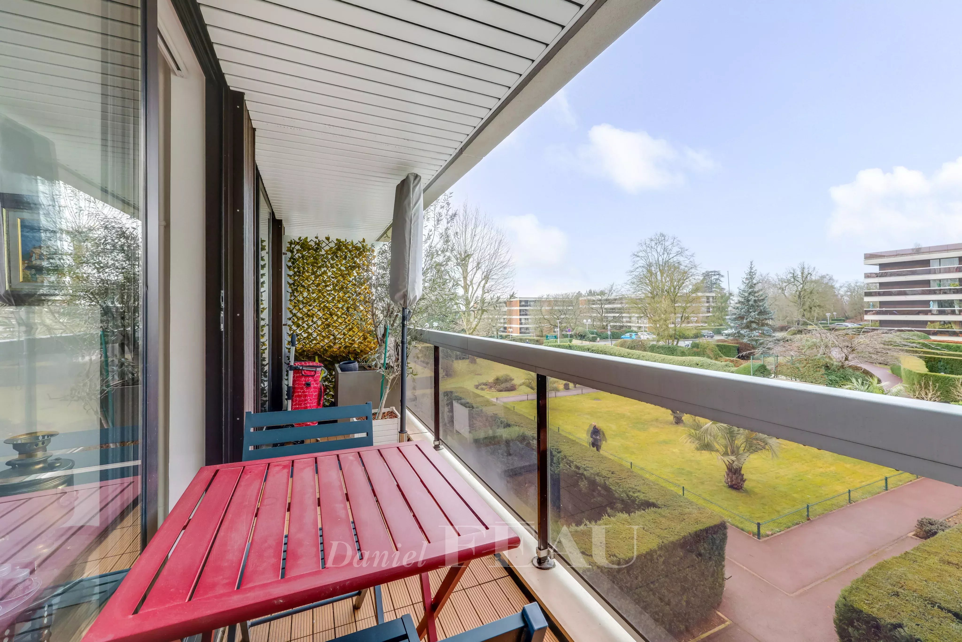 La terrasse est orientée ouest