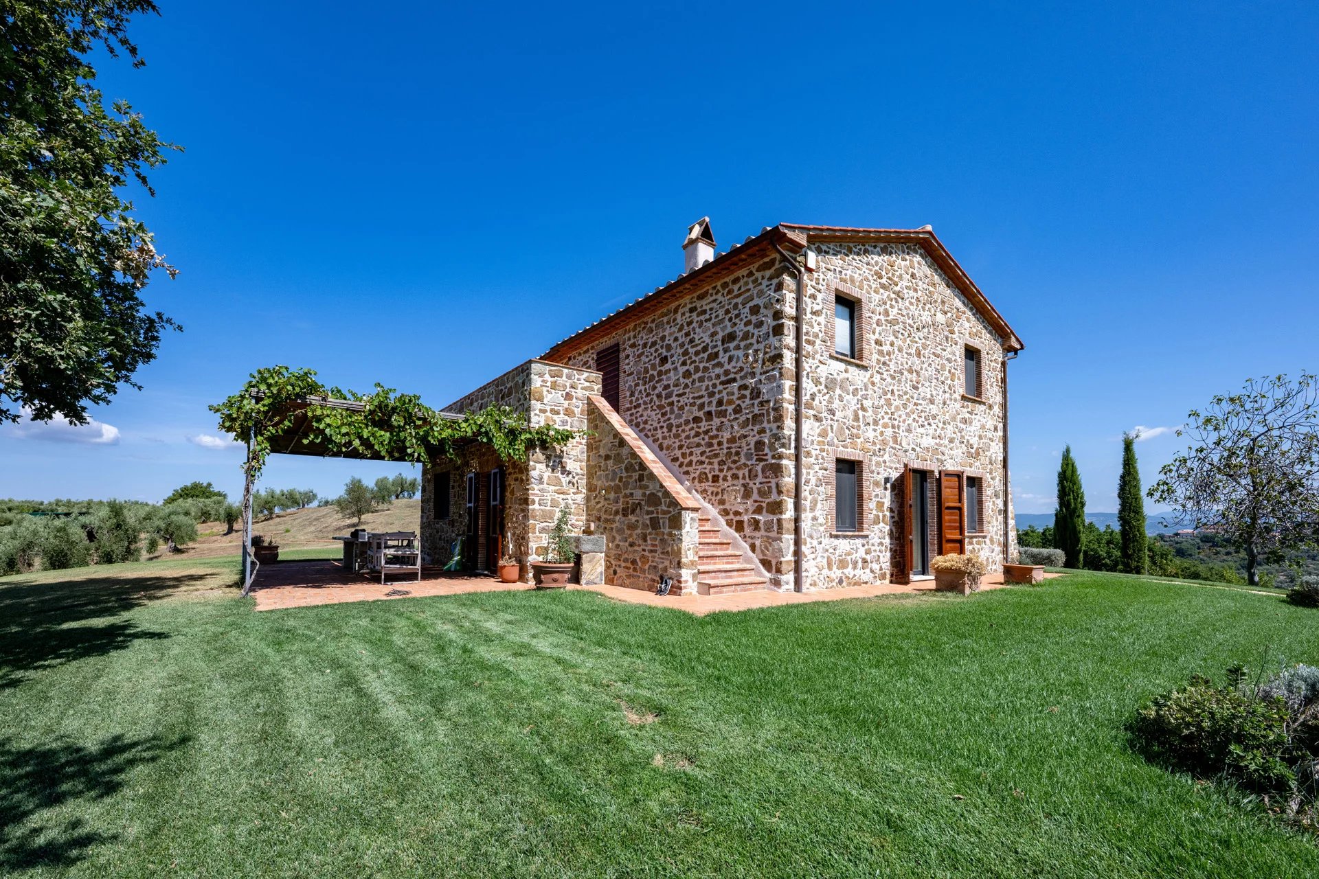  CASALE DI LUSSO CON PISCINA, VIGNETO E OLIVETO IN VENDITA IN MAREMMA, TOSCANA