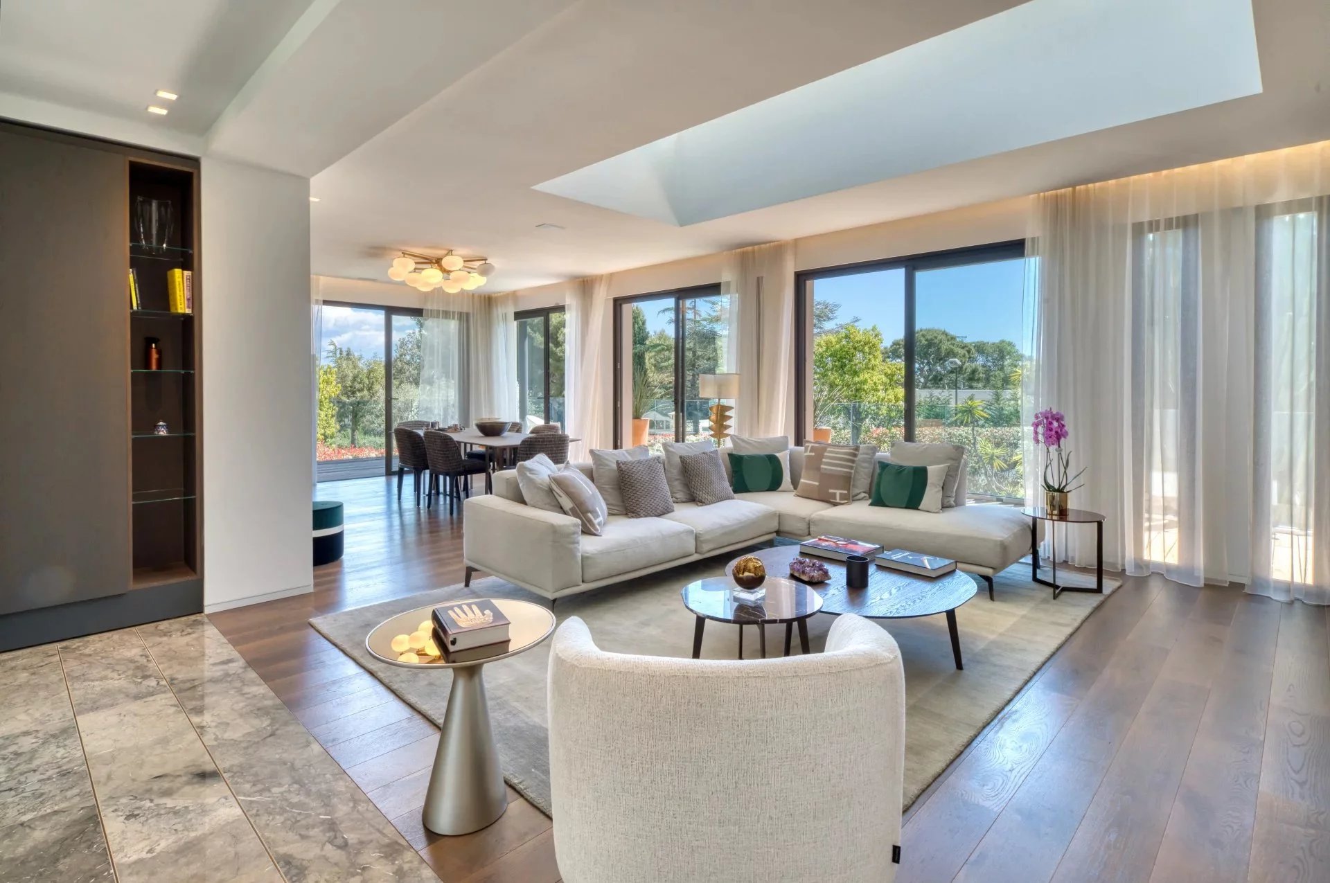 Элегантная вилла с 5 спальнями, ровным участком и бассейном