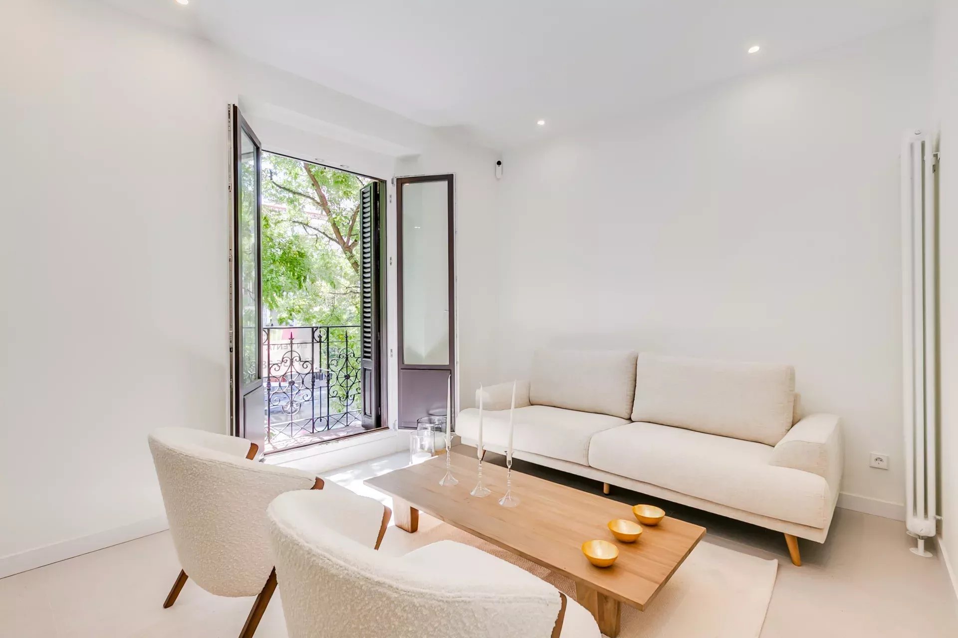 Appartement de design entièrement rénové, 2 suites, balcons, hauts plafonds et cuisine avec îlot