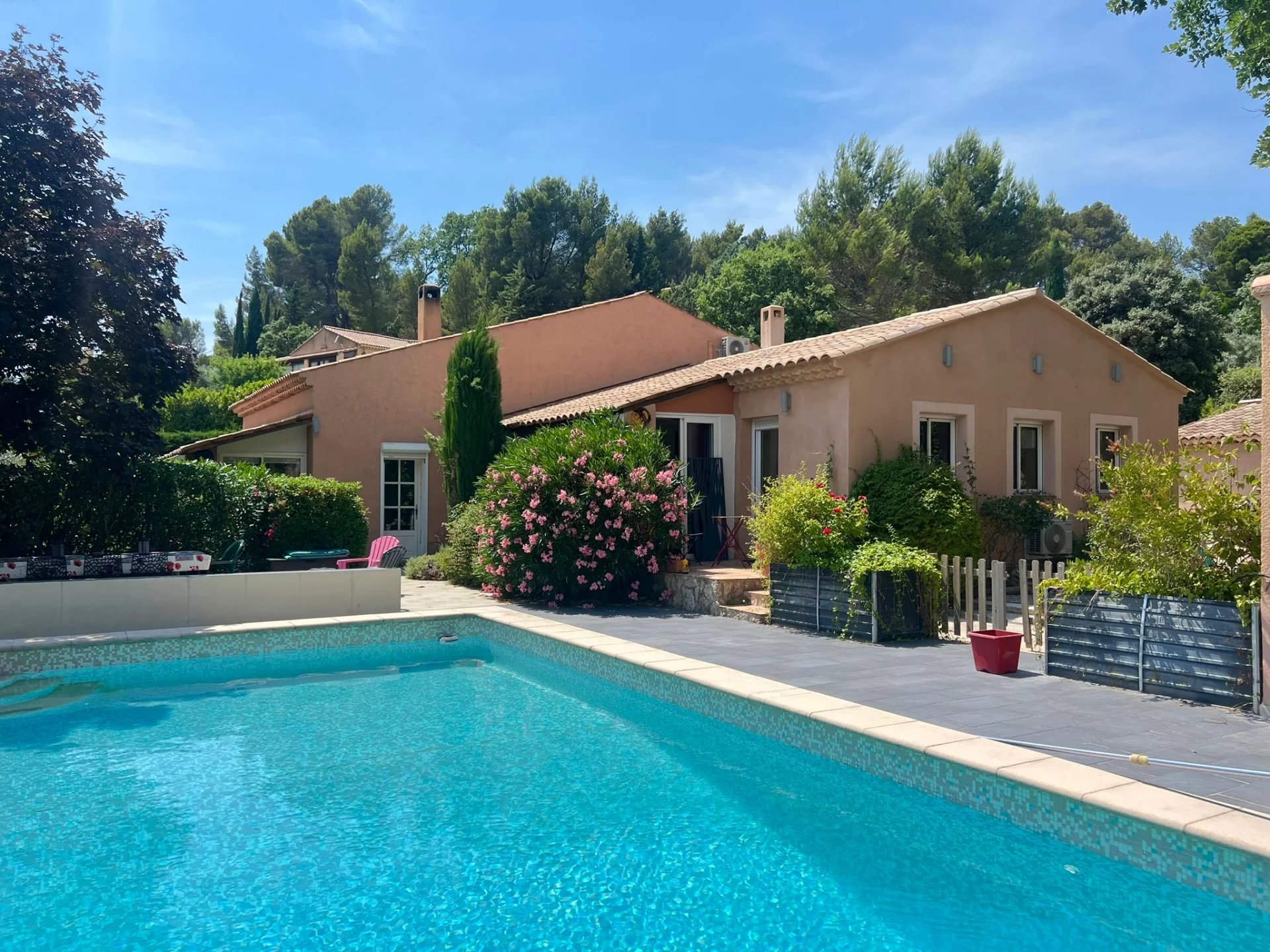 VILLA 197m2 habitable + dépendances sur 2500m2 de terrain paysagé