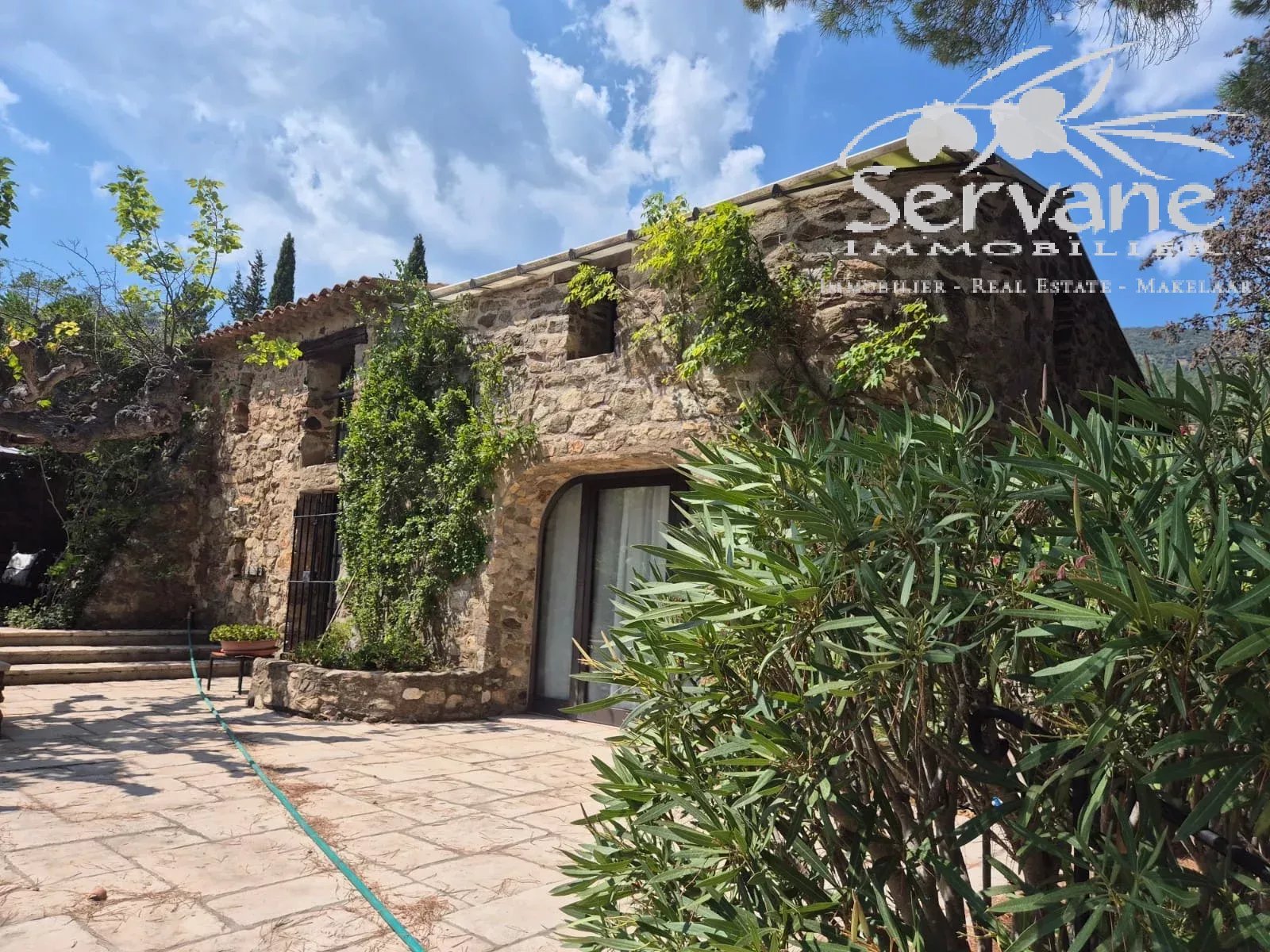 FOR SALE STONE PROPERTY WITH ANNEXES