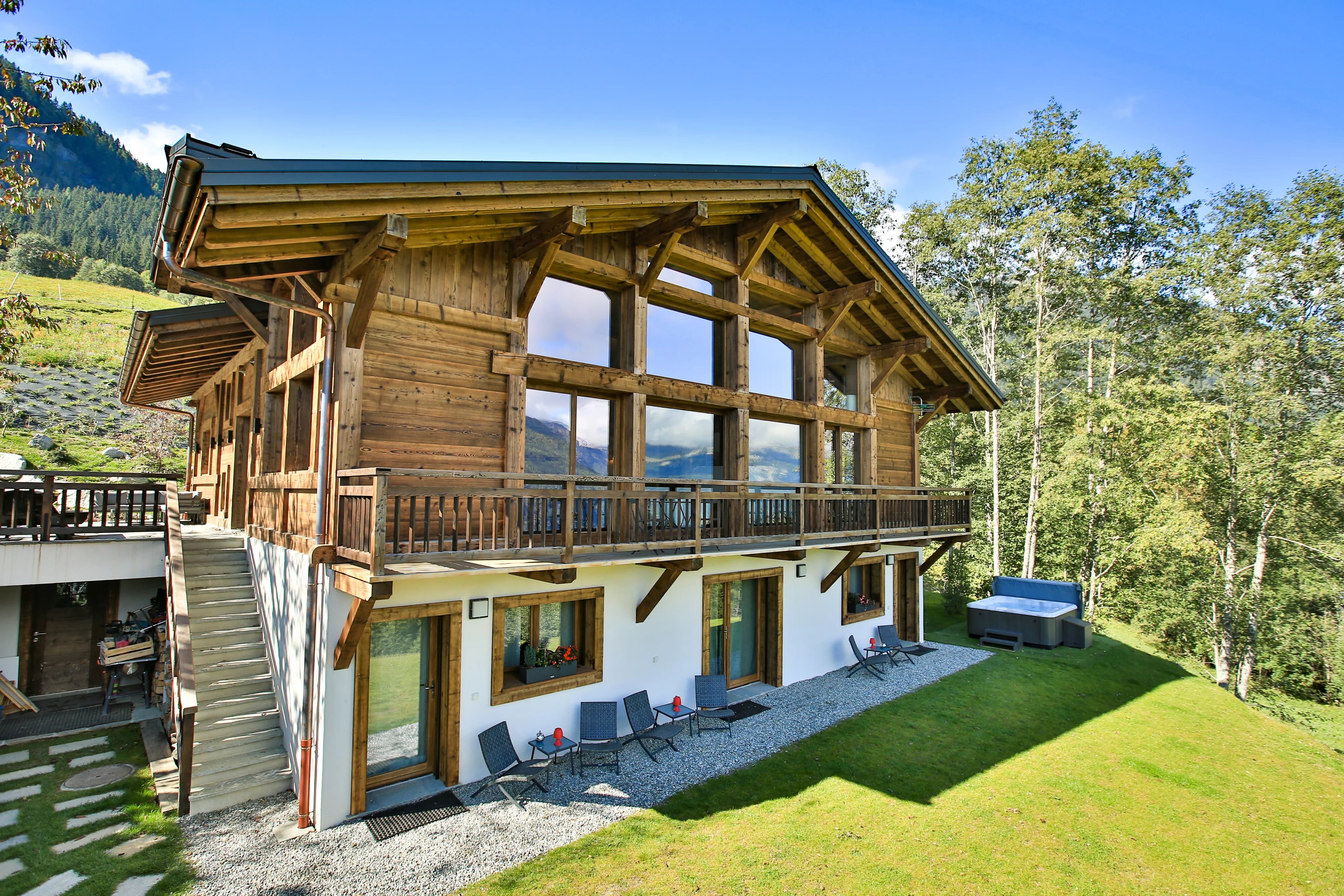 LES HOUCHES - An 8-bedroom chalet on the pistes Accommodation in Chamonix