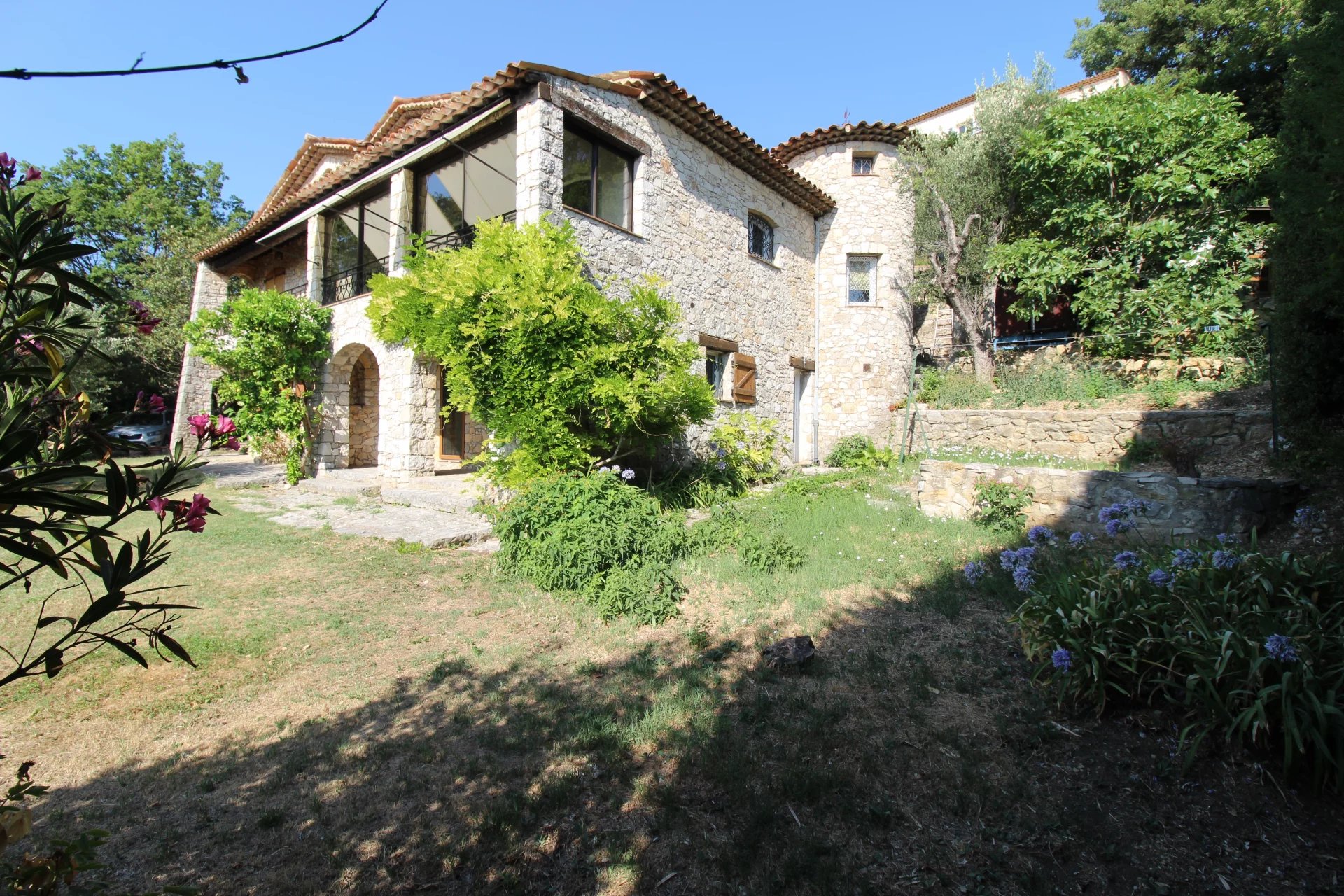 EXCLUSIVE * Cabris * 3-room apartment with private garden 370m²