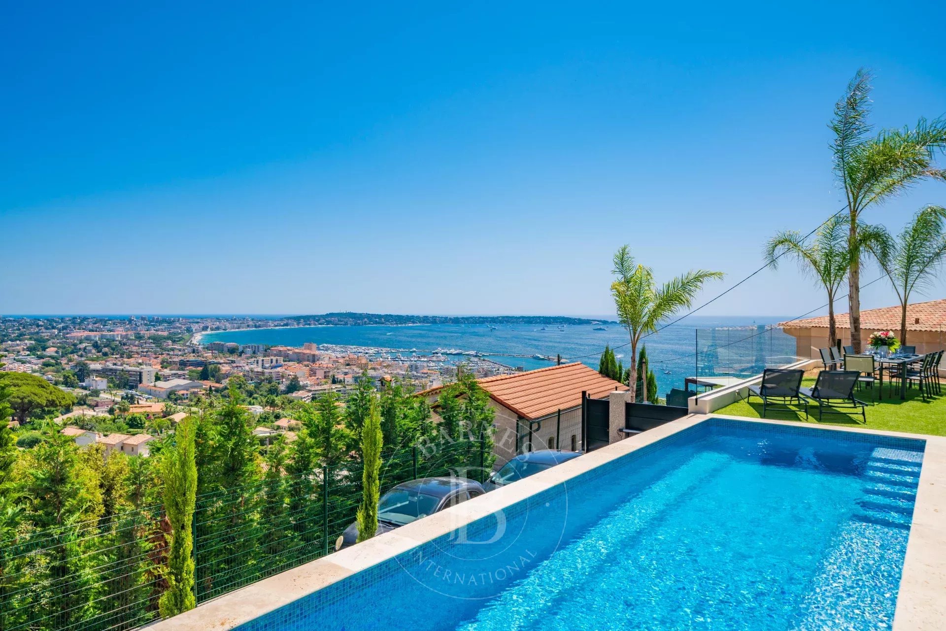 NEAR CANNES - CONTEMPORARY VILLA - 5 BEDROOMS - PANORAMIC SEA VIEW