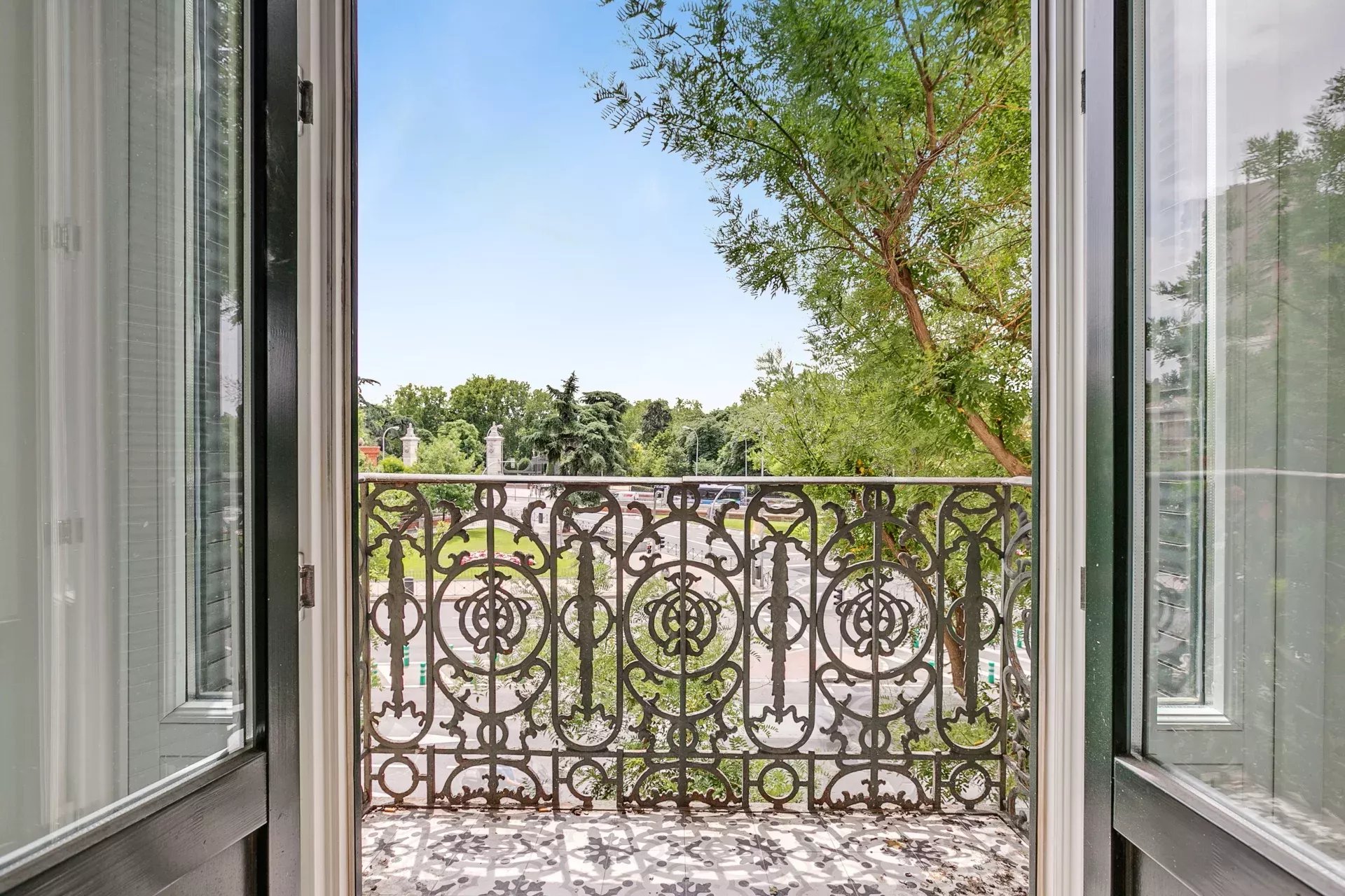 Madrid – Salamanca – Luxury Residence with Eight Balconies - picture 40