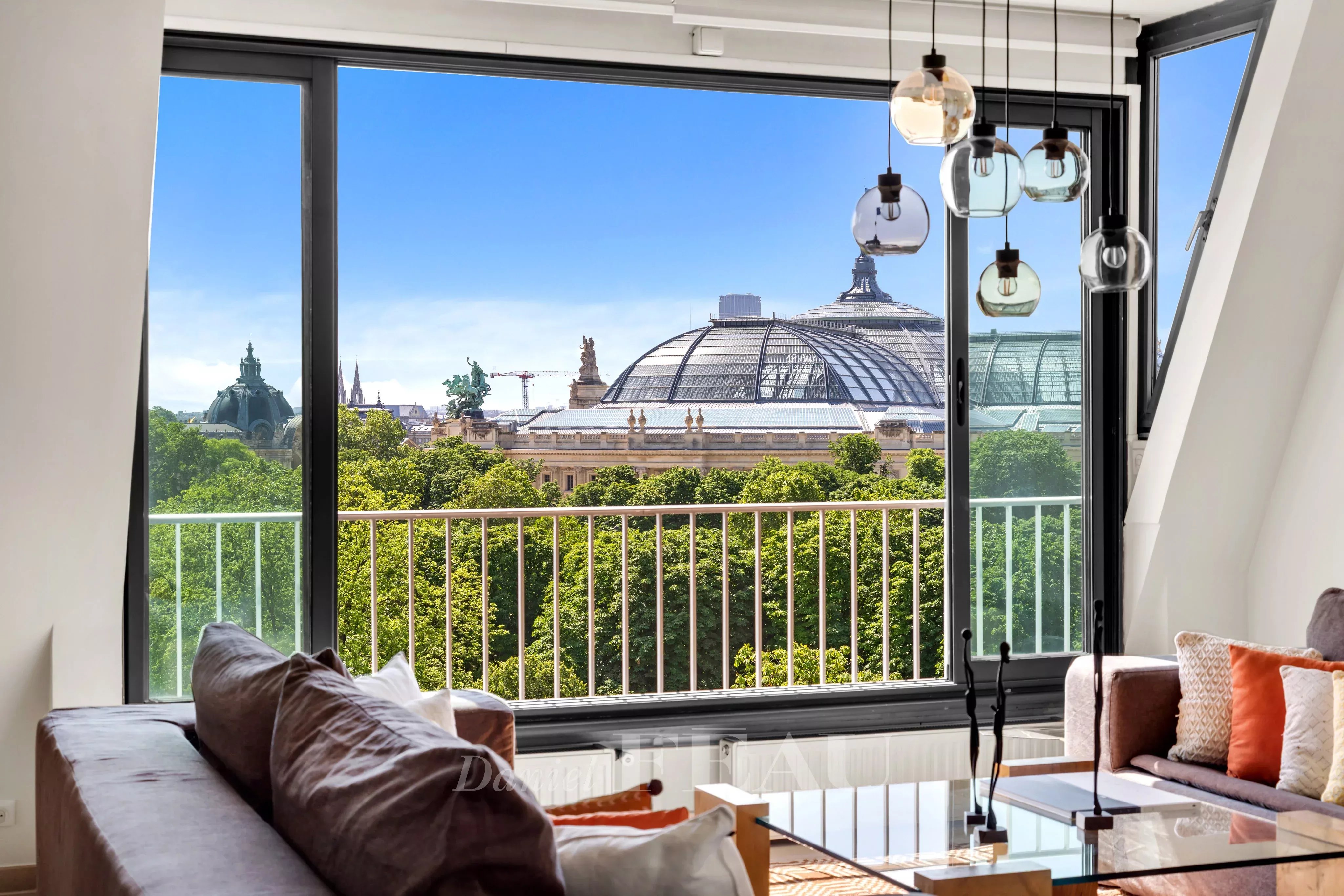Paris 8th District – A superb pied a terre commanding exceptional views