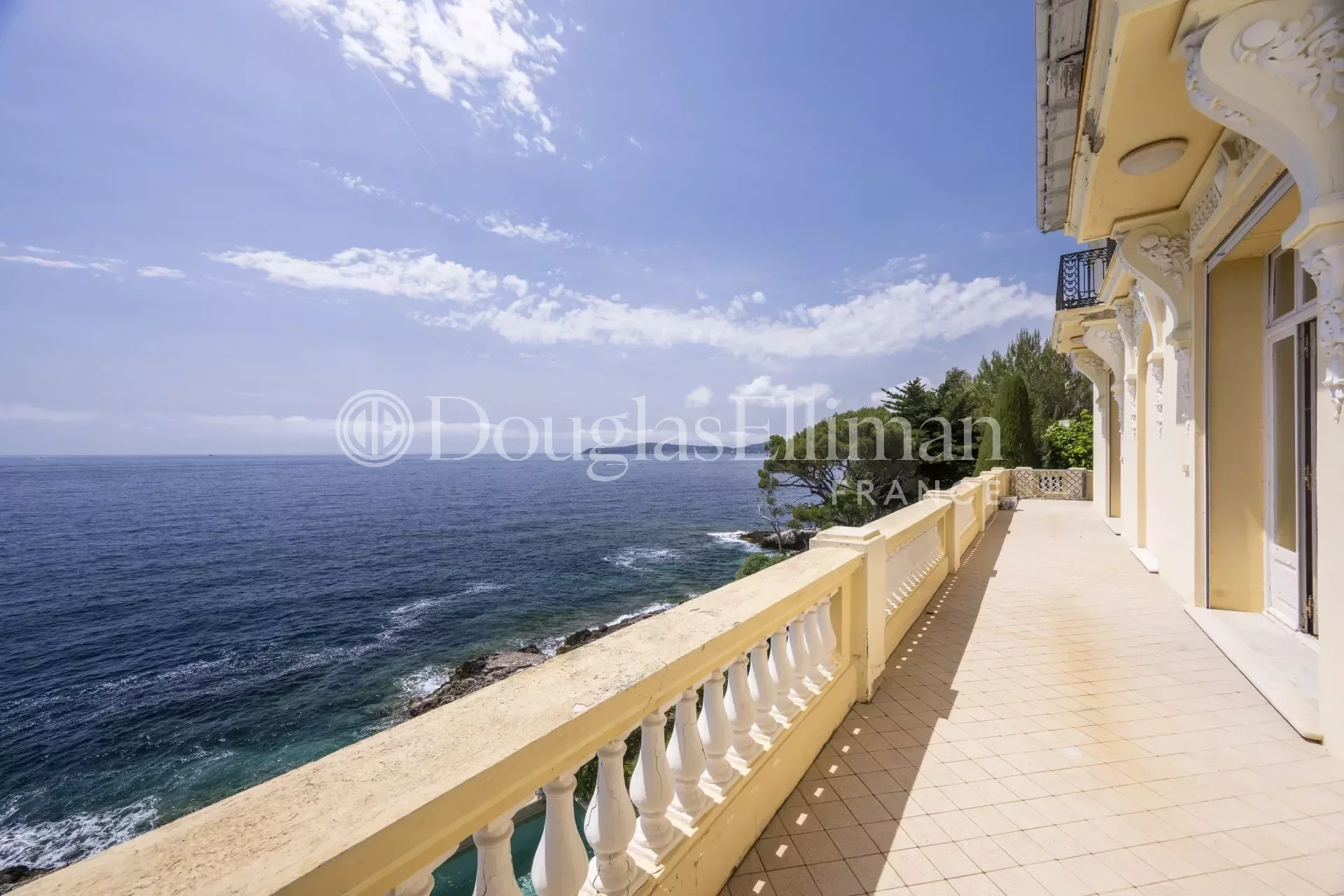 CAP D&rsquo;AIL – Magnifique villa Belle Epoque pieds dans l&rsquo;eau - Image nᵒ2