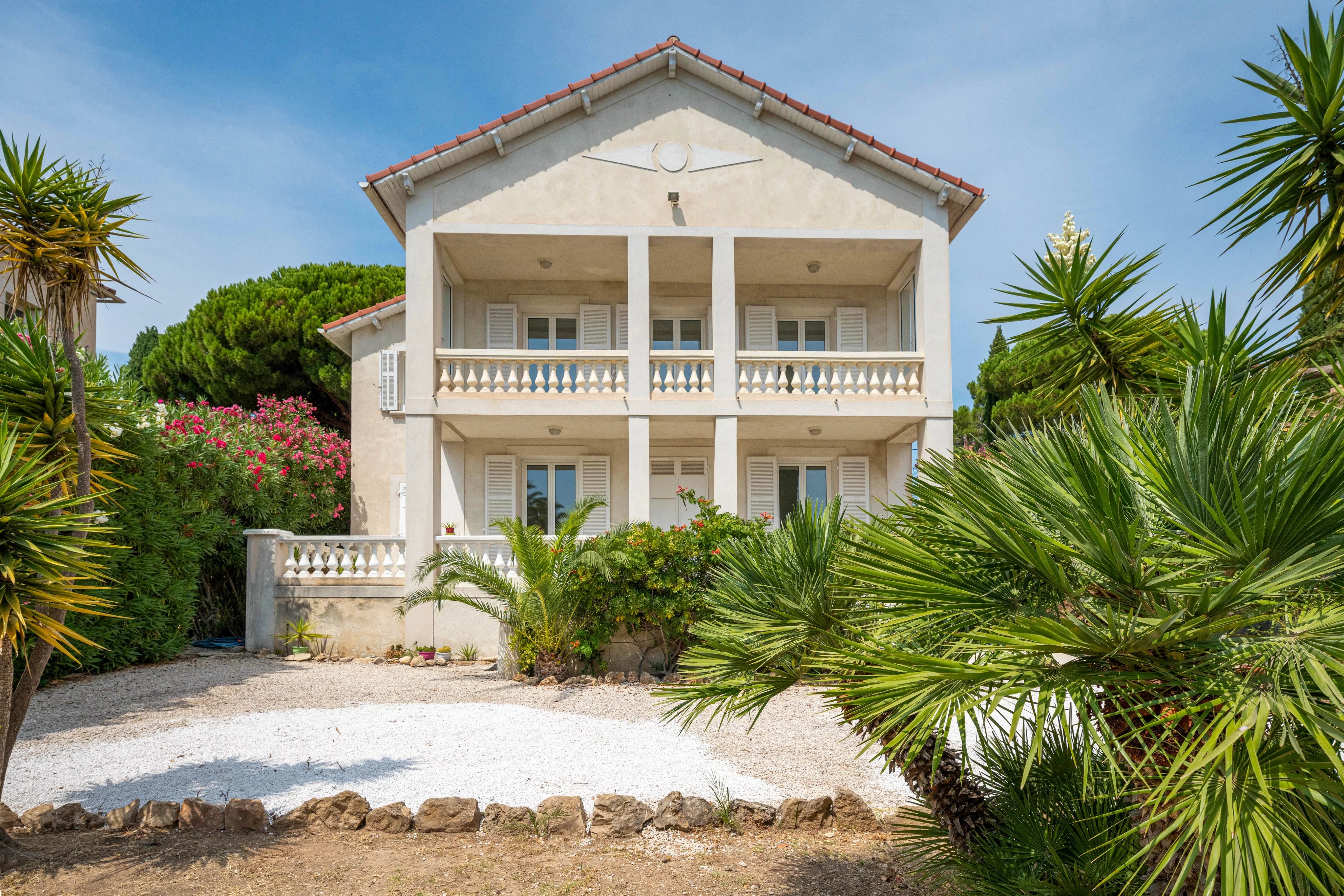 Sanary-sur-Mer  -  A family home a stone’s throw from the beach