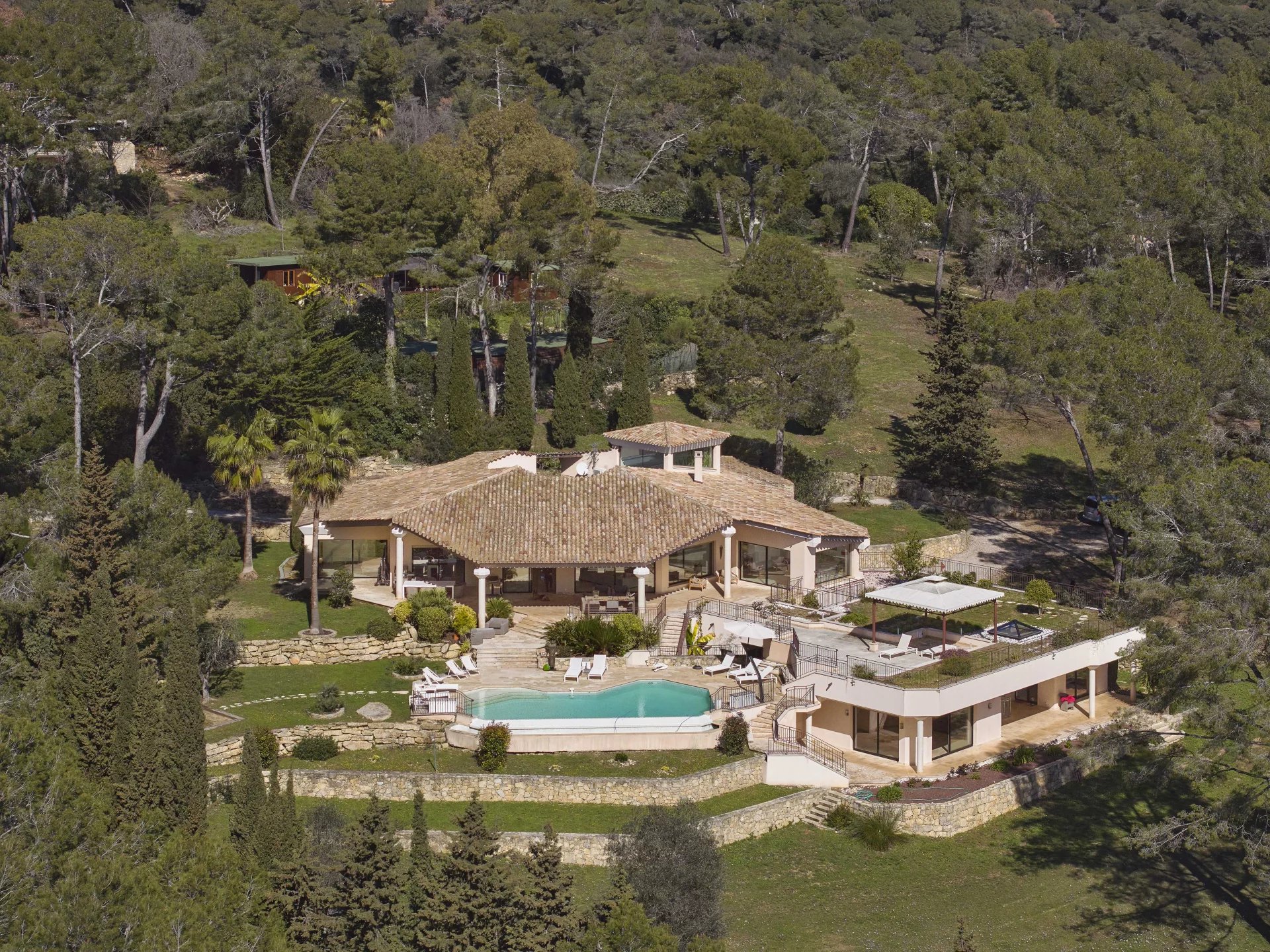 06250 MOUGINS VILLA