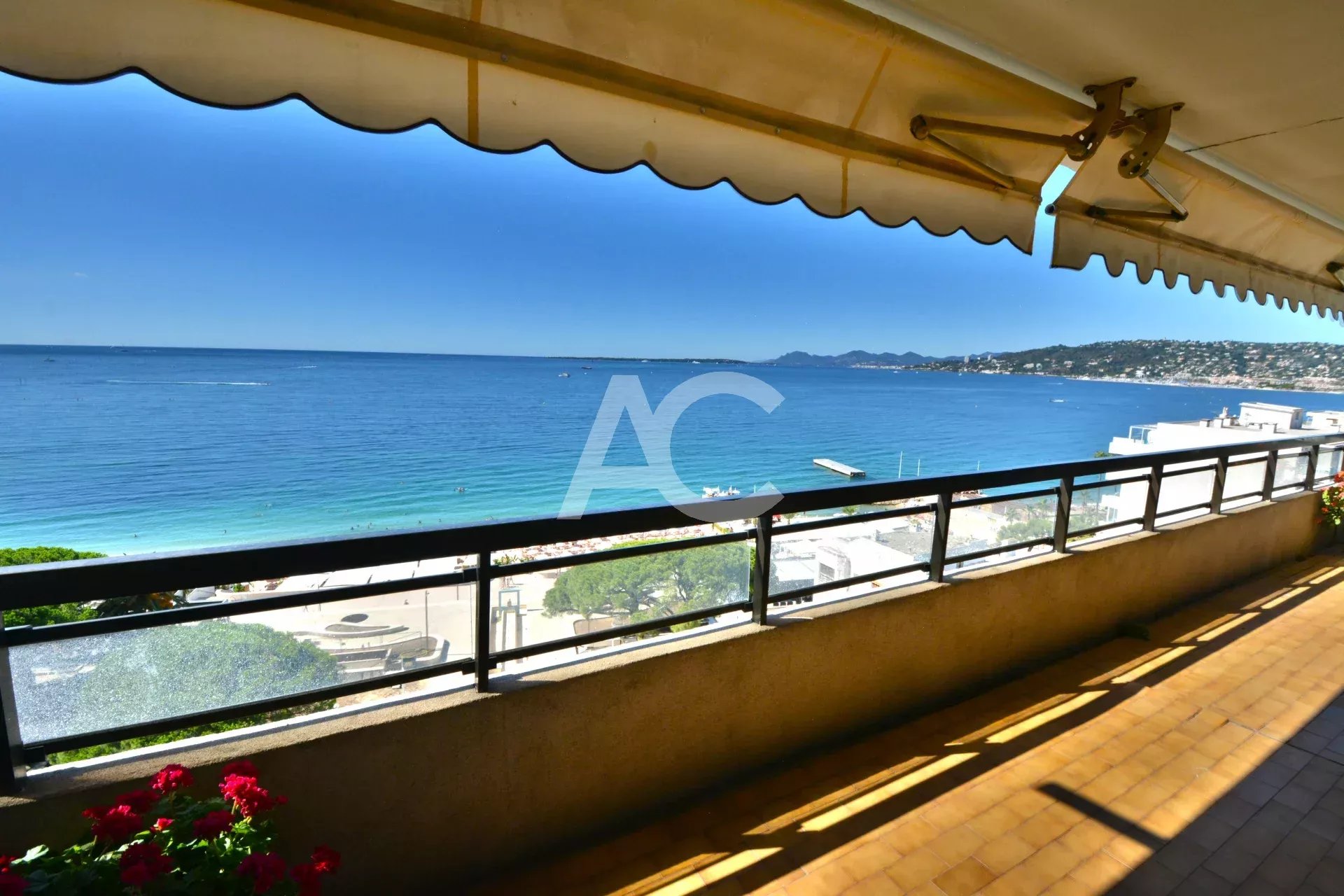 JUAN LES PINS- FACE MER - DOUBLE GARAGE