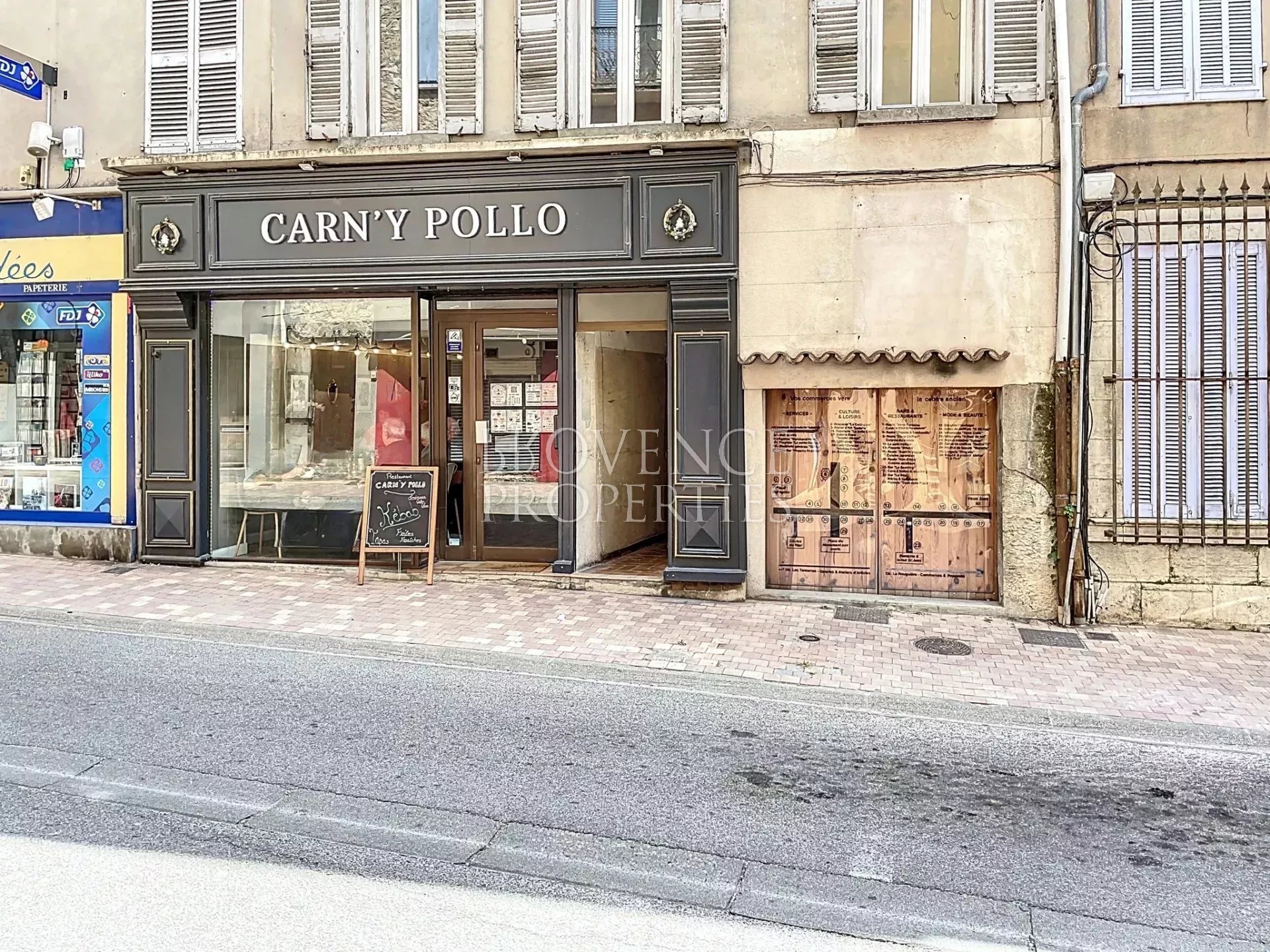 Commerciële ruimte met 1-slaapkamerappartement – Strategische toplocatie in het hart van Barjols