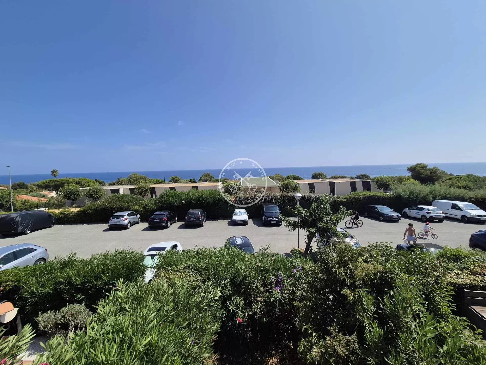 Les Issambres – À Louer Studio avec terrasse vue mer, piscine et parking privé – Location annuelle