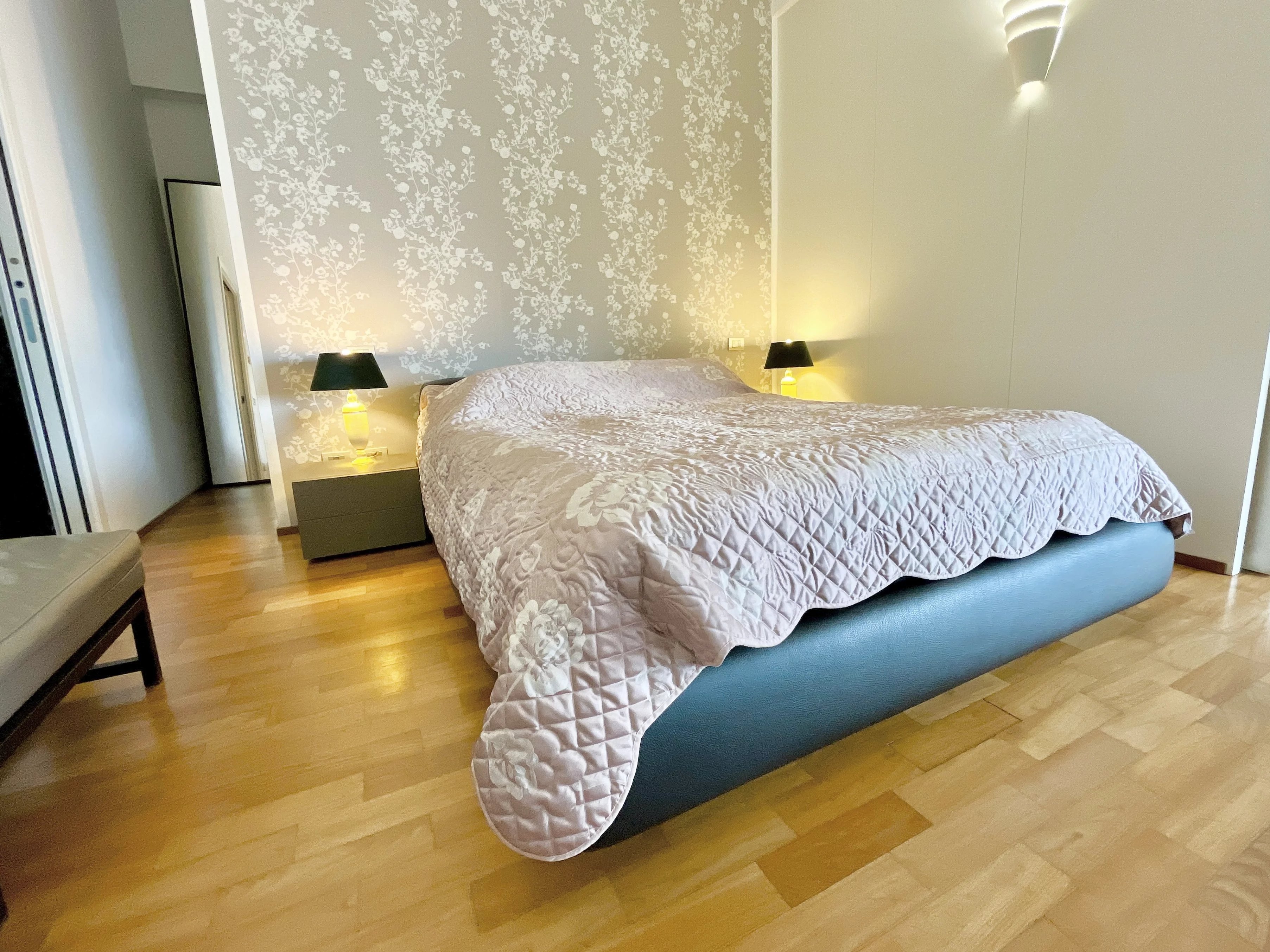 Appartement avec Plafonds Hauts, Baies Vitrées Panoramiques et Jardin Privé au Cœur de Cernobbio - picture 13 title=