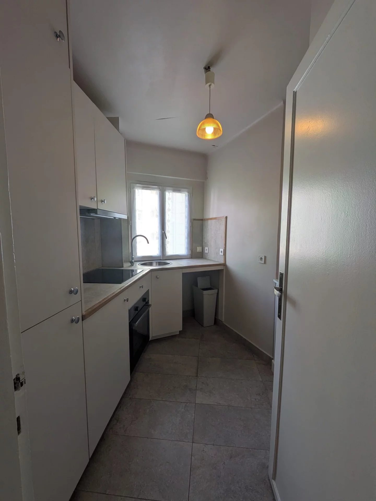 92200 Neuilly sur Seine: confortable 2 pièces avec balcon, cave et petit parking
