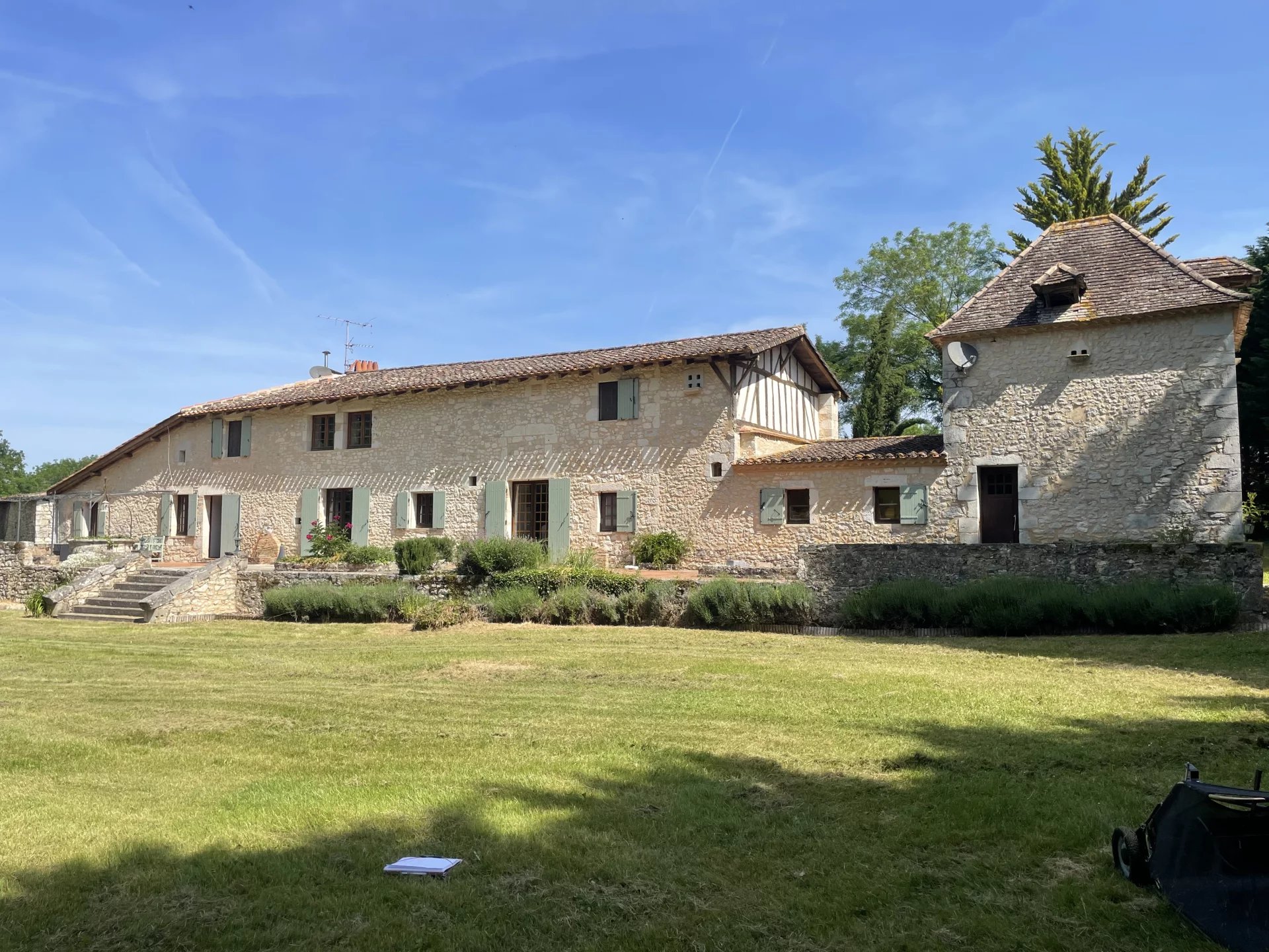 Maison de 6 chambres avec 2ème maison de 4 chambres, 2 piscines et dépendances