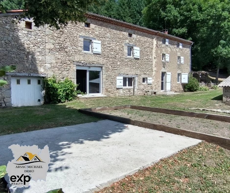 Propriété avec Grand Terrain et Dépendances