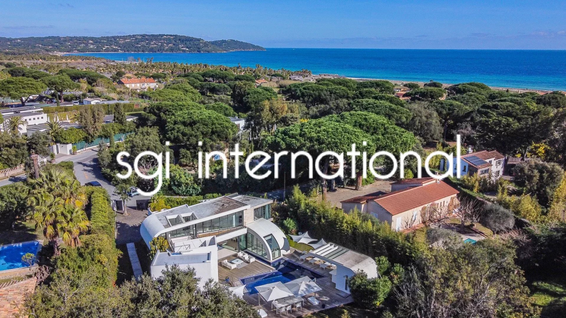 REF 1624 : RAMATUELLE - MAISON CONTEMPORAINE - PLAGE À PIED