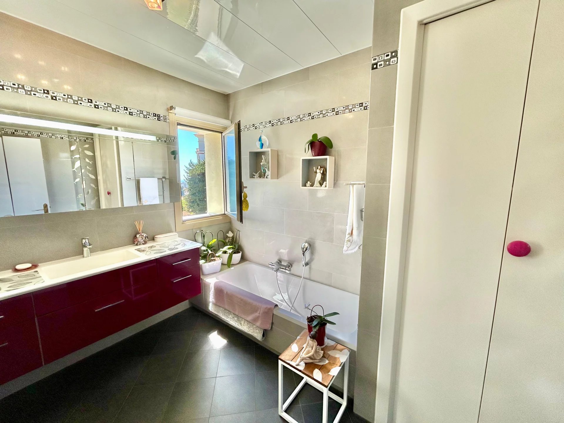 Montrose – Top floor with terrace, bright 4-room apartment with double garage