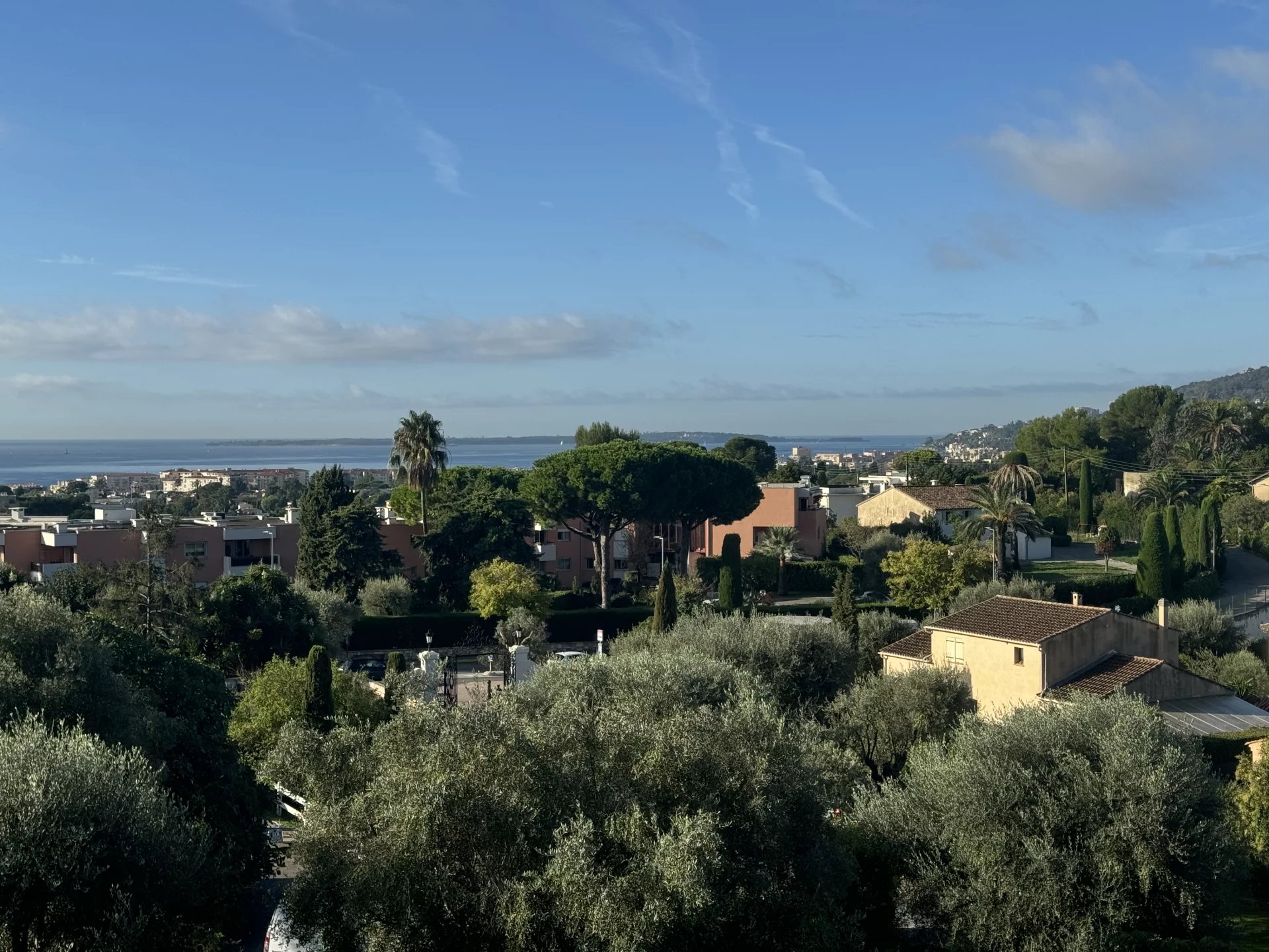 Antibes residentiel deux pieces vue mer calme