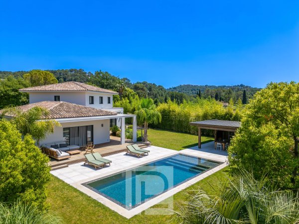 Elegant Contemporary Villa in a Peaceful Residential Setting, Walking Distance to Amenities — photo 1